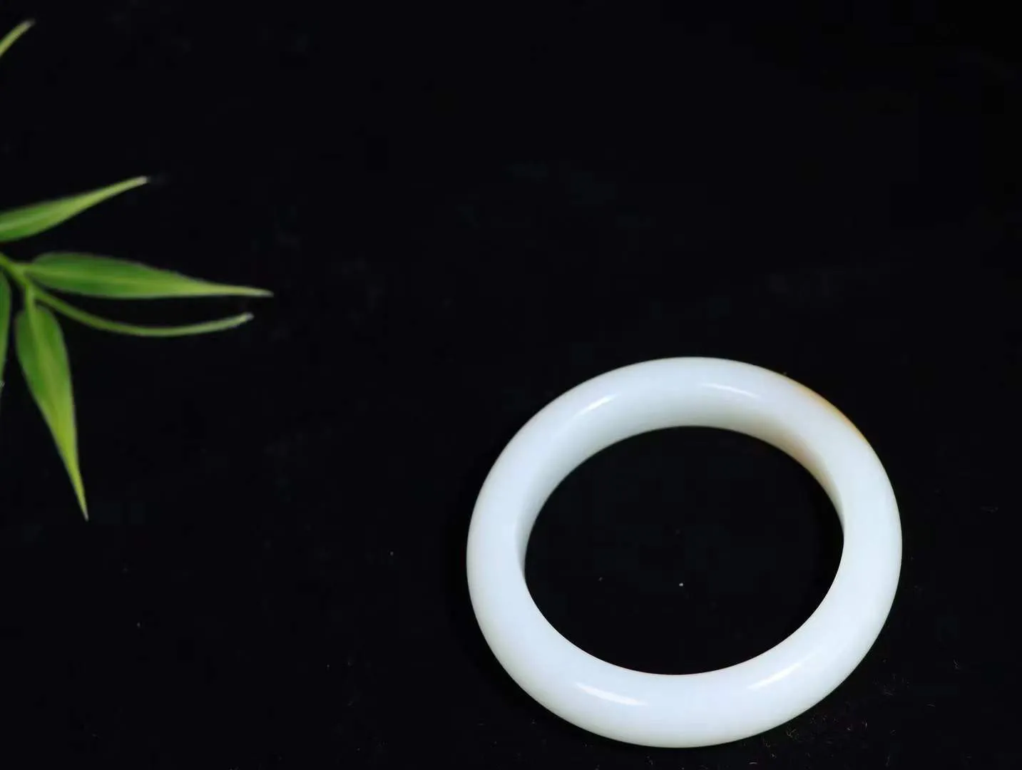 （温柔雅致）

精品和田玉糖白玉手镯。镯型饱满，温润细腻，脂润沁香。️执一卷书，沏一盏茶，着一袭裙，戴一只镯。淡淡浅笺，素心若兰，静赏玉中诗画。悠悠岁月，芊手轻摘，盛满诗样芳华。
重65.8克   圈口54.3mm 尺寸54.3-14.5-9.5mm I15126408019