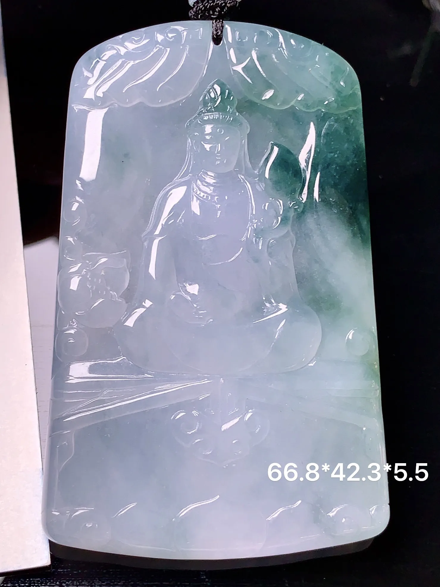 冰种飘绿观音吊坠 玉质细腻 色泽清新艳丽 整体尺寸66.8*42.3*5.5