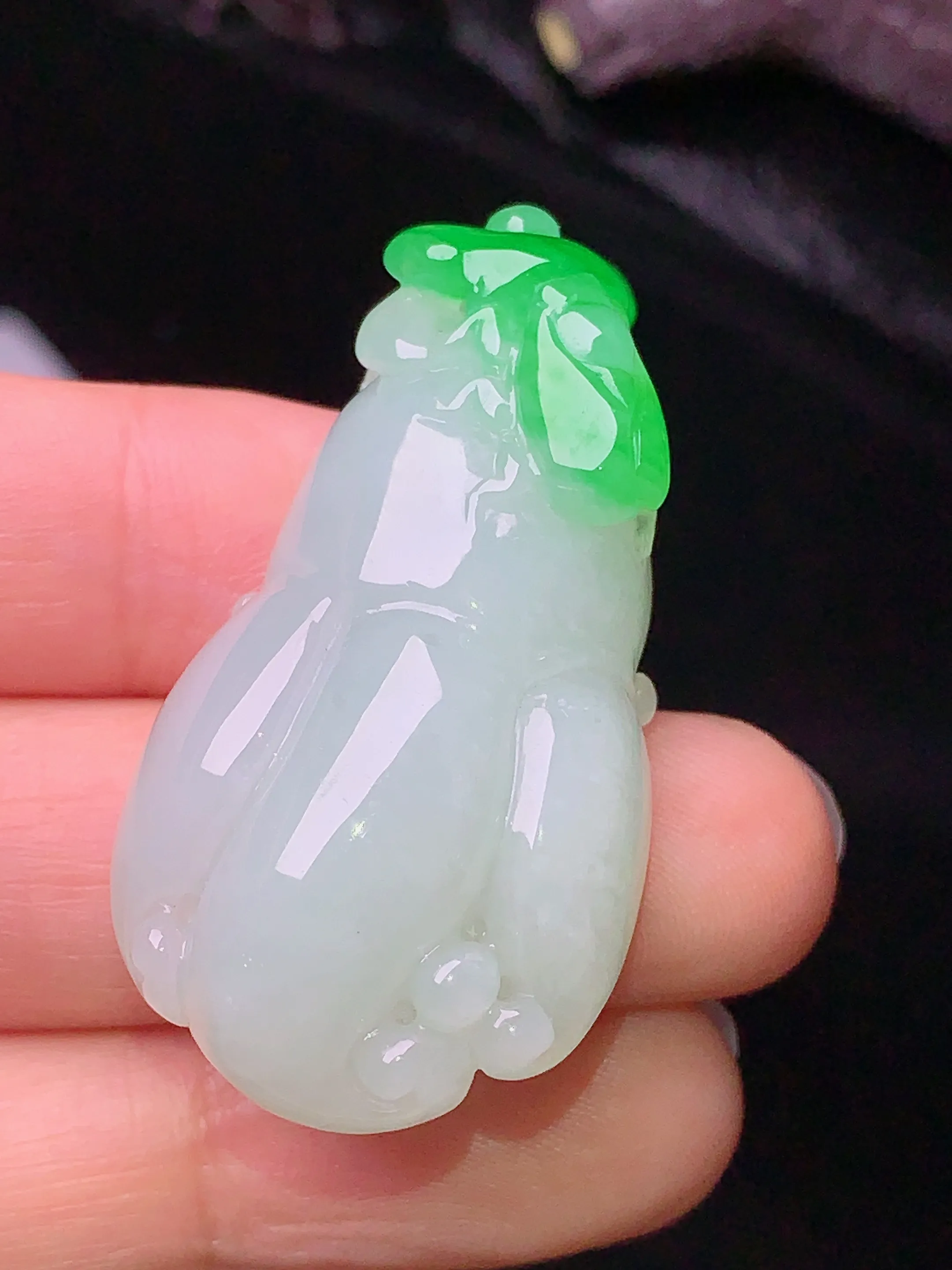 飘绿佛手瓜吊坠 玉质细腻 色泽清新艳丽 整体尺寸41.8*21.7*12.2