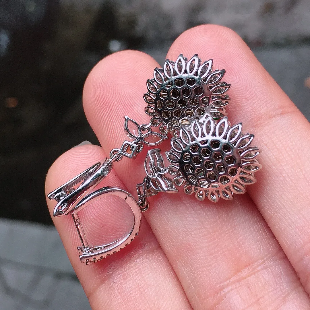 阳绿蛋面耳坠，色泽均匀艳丽，玉质细腻，荧光感超
强，饱满圆润，气质满满。18k
金豪华镶嵌