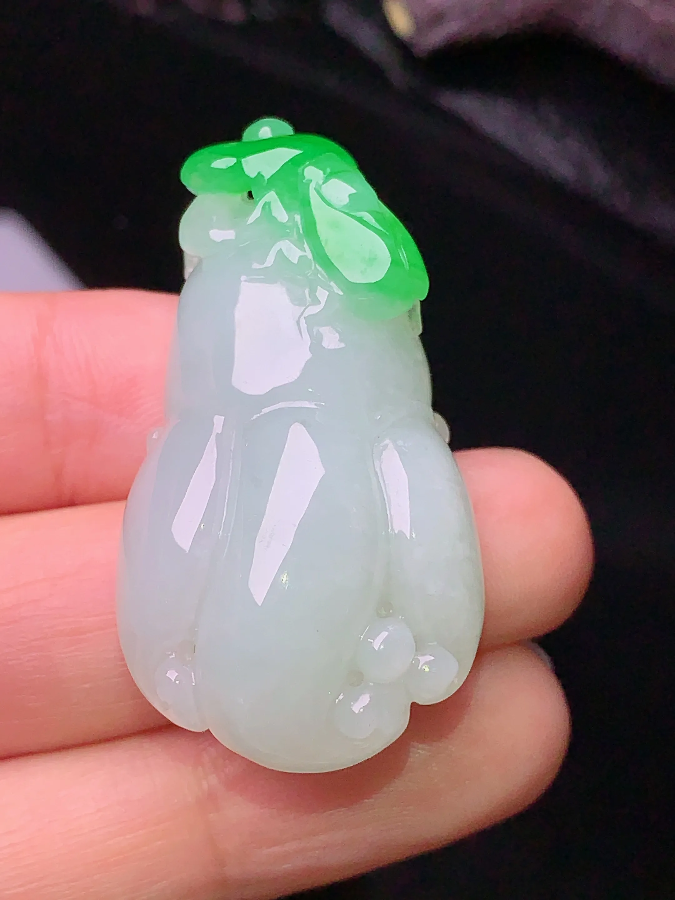 飘绿佛手瓜吊坠 玉质细腻 色泽清新艳丽 整体尺寸41.8*21.7*12.2