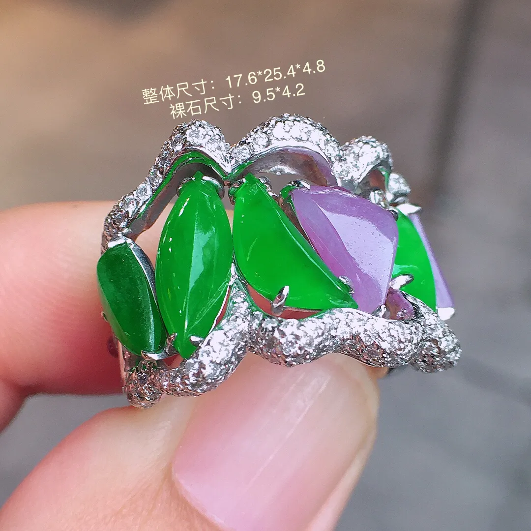 （紫+绿）排戒，色泽均匀艳丽，玉质细腻，荧光感超
强，饱满圆润，气质满满。18k
金豪华镶嵌