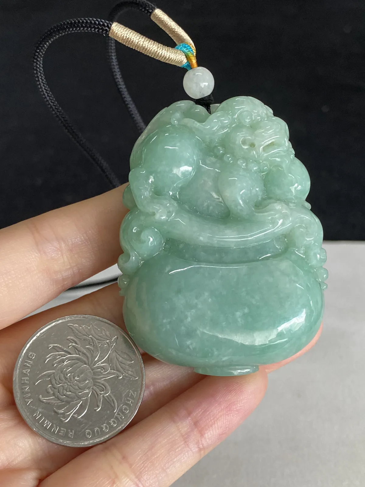 翡翠糯化种淡绿色吊坠，配珠未测