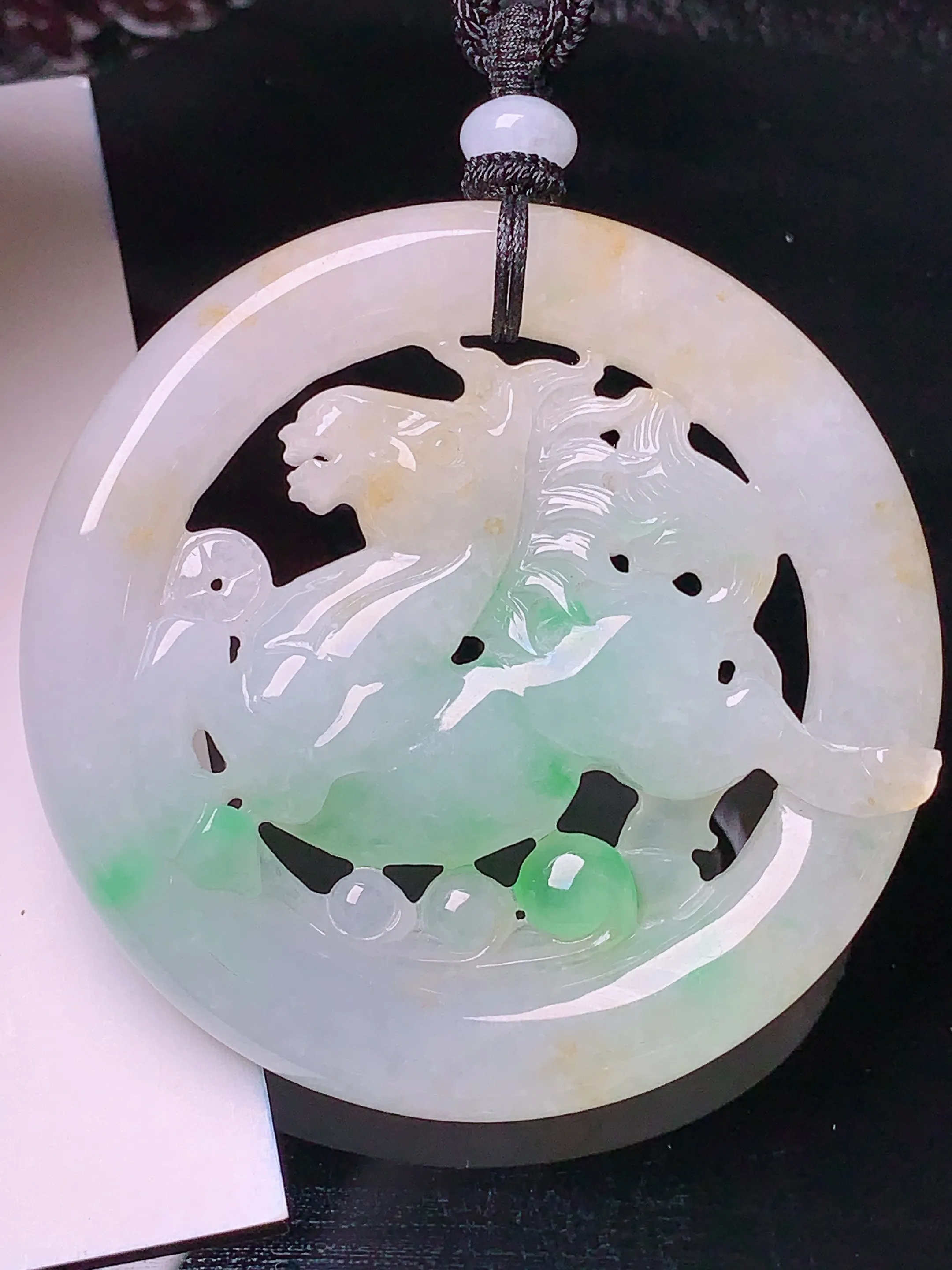 黄绿麒麟牌吊坠 玉质细腻 色泽清新艳丽 整体尺寸55.5*8.6