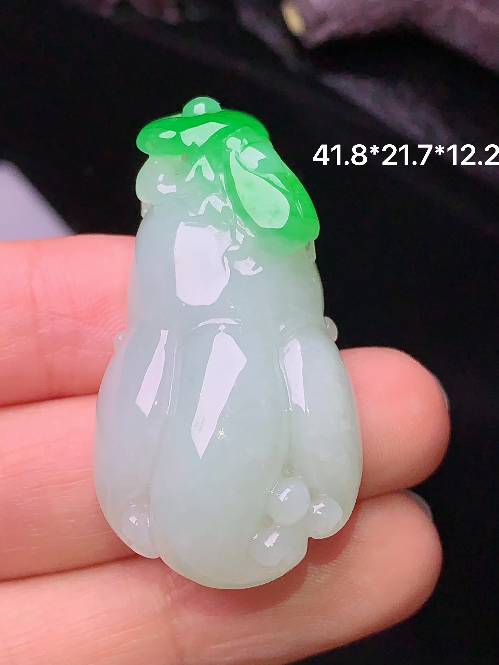 飘绿佛手瓜吊坠 玉质细腻 色泽清新艳丽 整体尺寸41.8*21.7*12.2