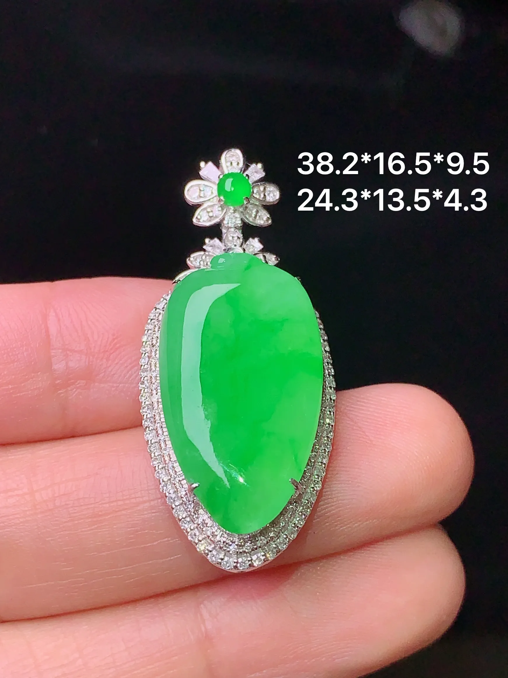 18k金钻镶嵌翠绿福瓜吊坠 玉质细腻 色泽清新艳丽 整体尺寸38.2*16.5*9.5