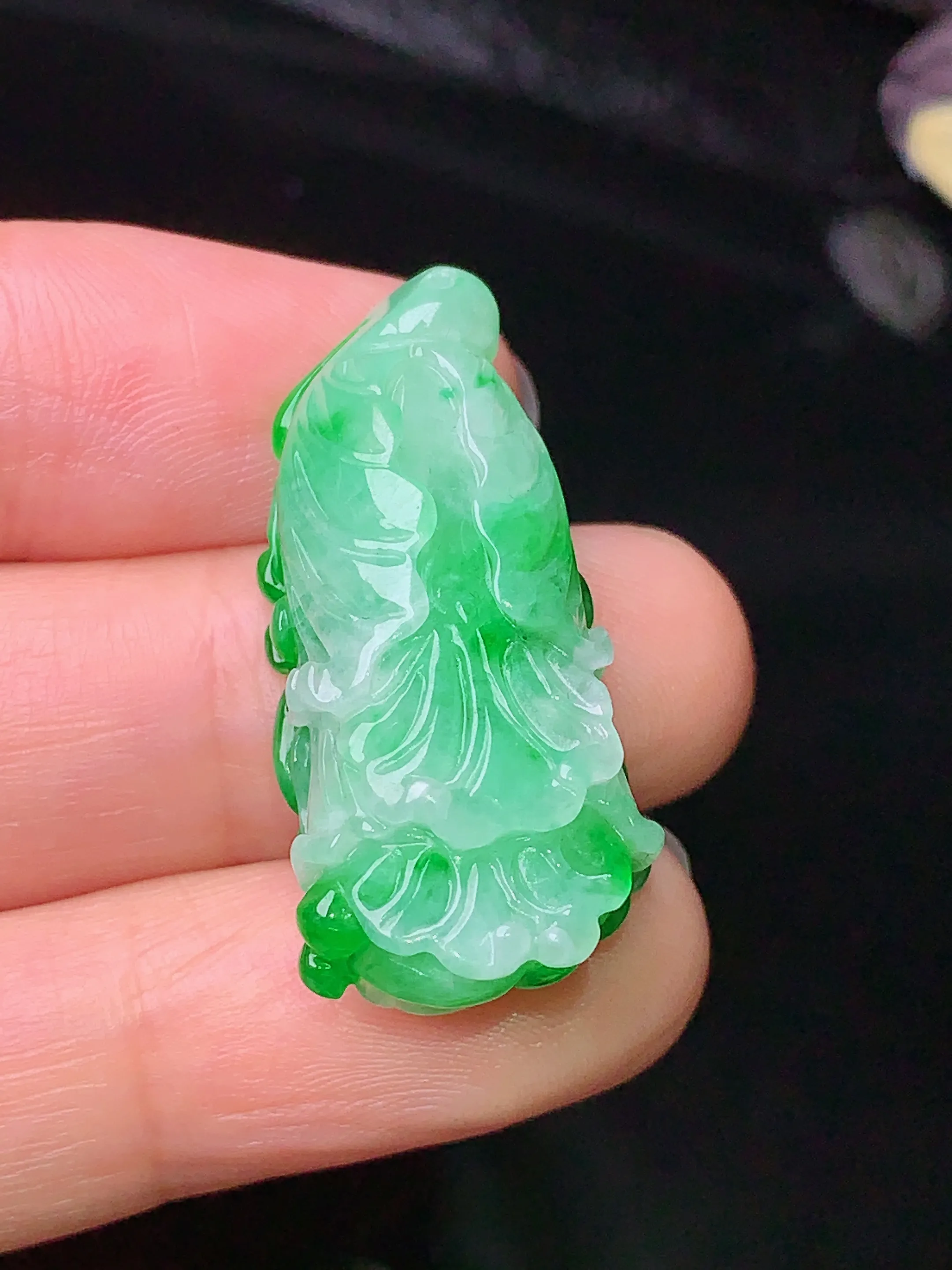 翠绿白菜吊坠 玉质细腻 色泽清新艳丽 整体尺寸31.8*15.5*10.8