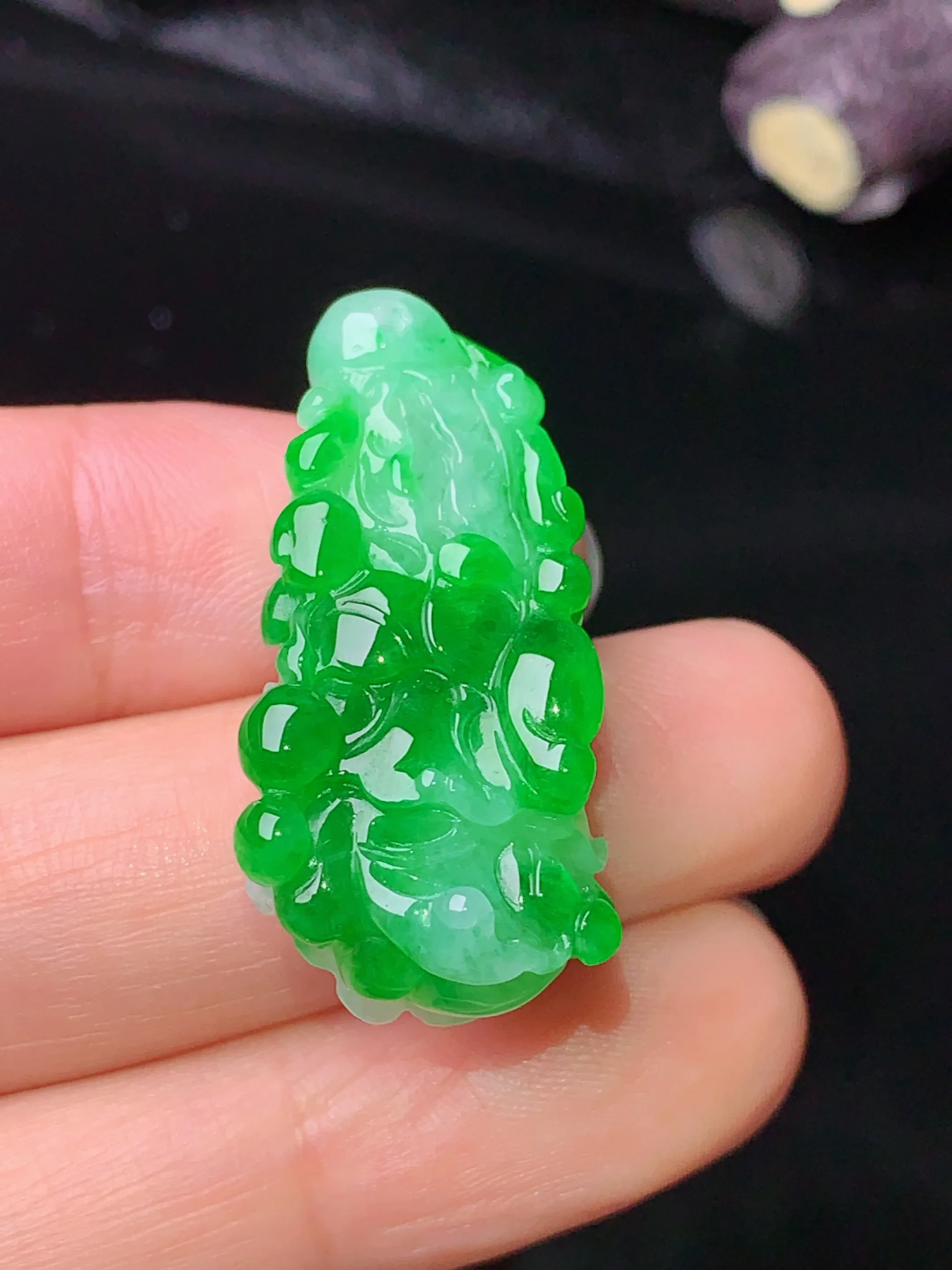 翠绿白菜吊坠 玉质细腻 色泽清新艳丽 整体尺寸31.8*15.5*10.8