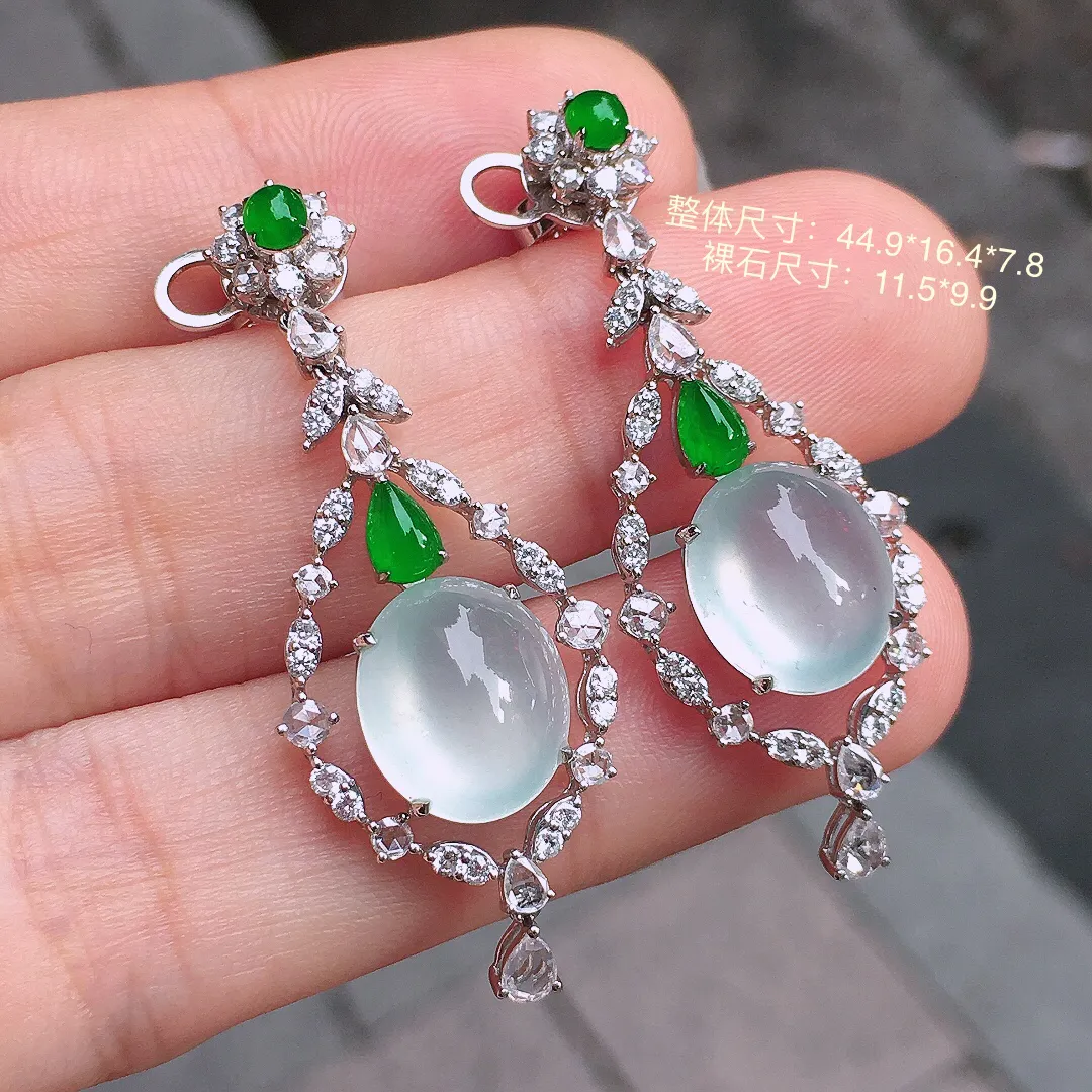 冰种蛋面耳坠，玉质细腻，荧光感超
强，饱满圆润，气质满满。18k
金豪华镶嵌