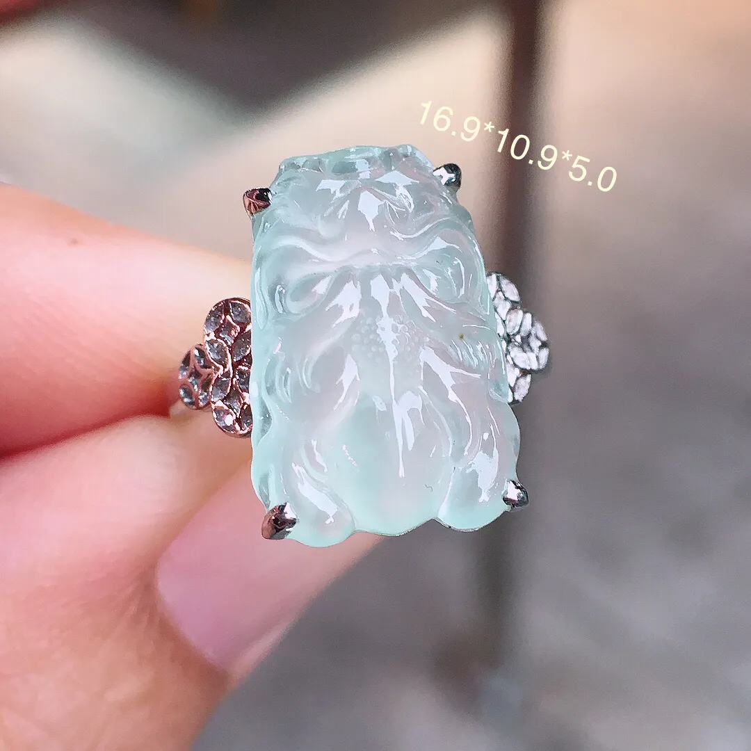 冰种豹头戒指，玉质细腻，荧光感超
强，饱满圆润，气质满满。18k
金豪华镶嵌