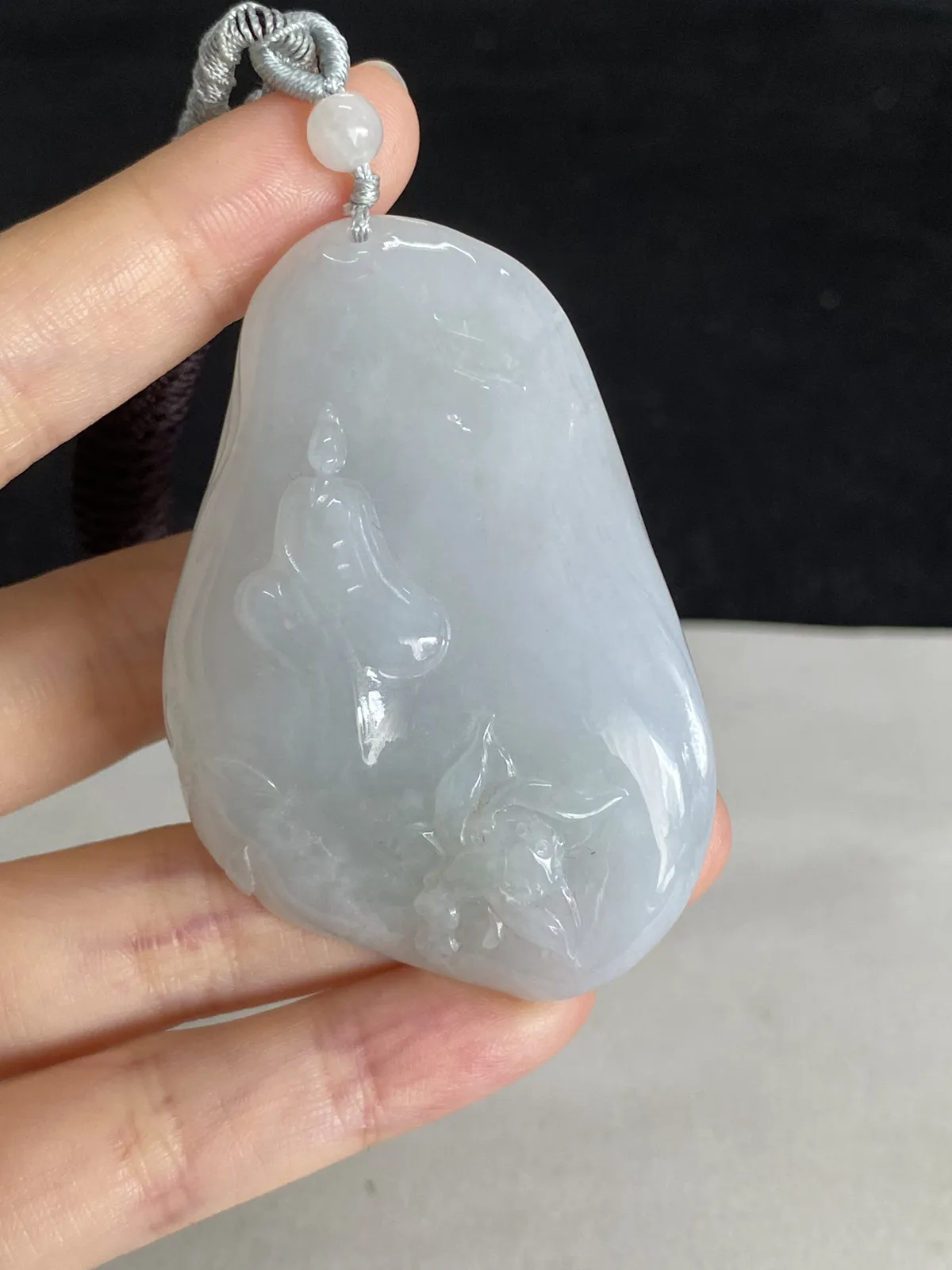 翡翠糯化种白色吊坠，配珠未测