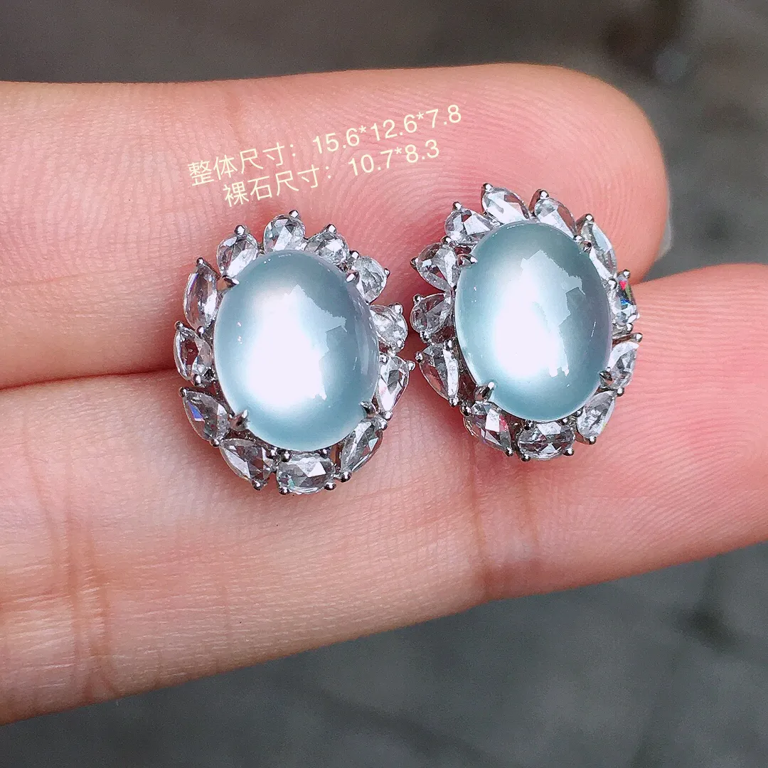 冰种蛋面耳钉，玉质细腻，荧光感超
强，饱满圆润，气质满满。18k
金豪华镶嵌