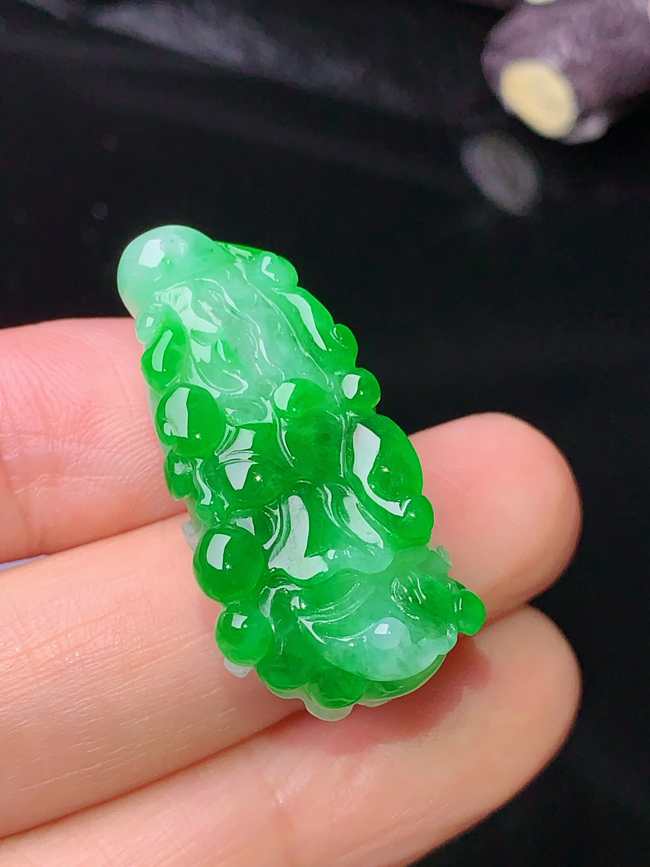 翠绿白菜吊坠 玉质细腻 色泽清新艳丽 整体尺寸31.8*15.5*10.8