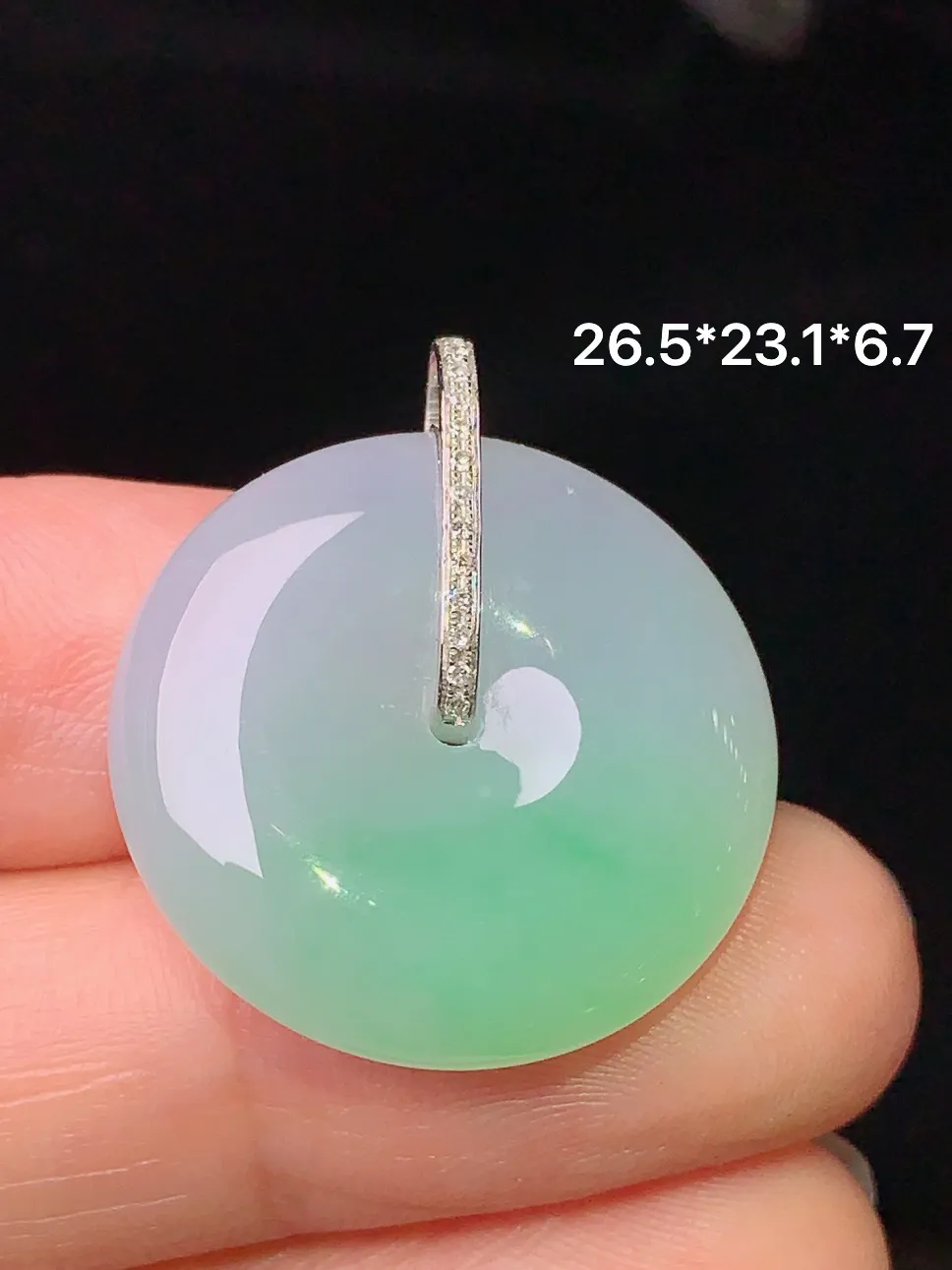 18k金钻镶嵌飘绿平安扣吊坠 玉质细腻 色泽清新艳丽 整体尺寸26.5*23.1*6.7