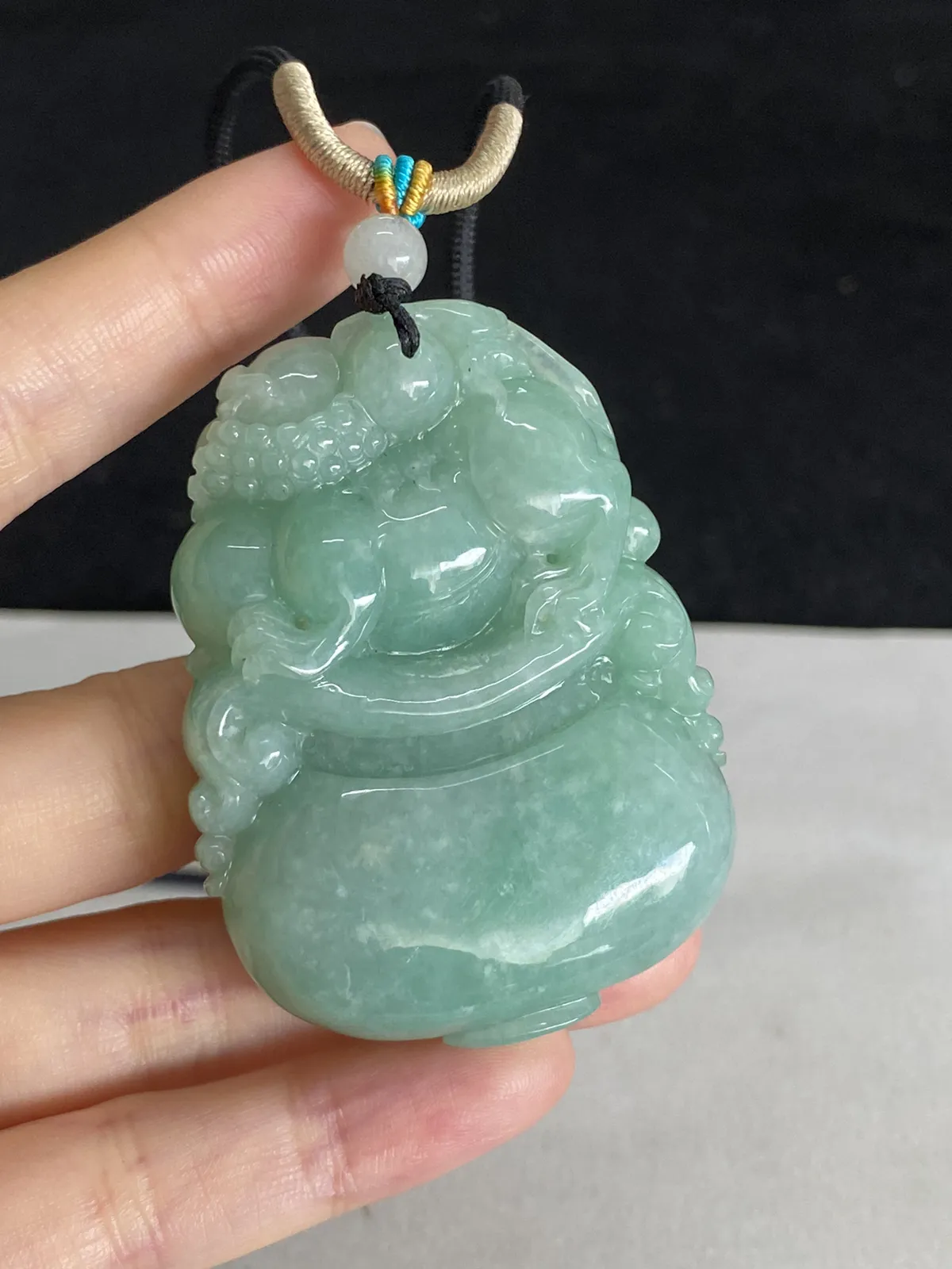 翡翠糯化种淡绿色吊坠，配珠未测