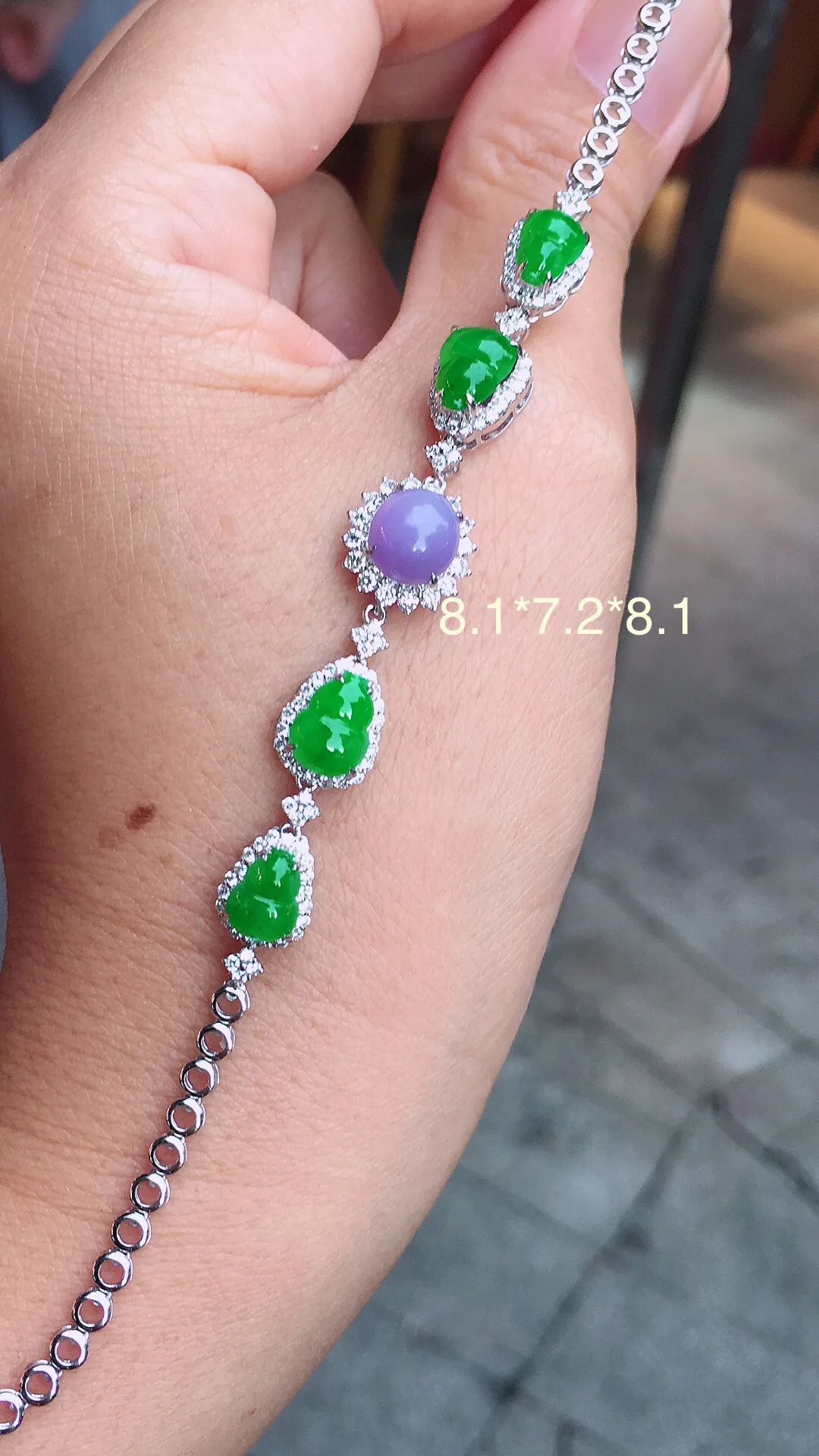 （紫+绿）二合一手链，色泽均匀艳丽，玉质细腻，荧光感超
强，饱满圆润，气质满满。18k
金豪华镶嵌