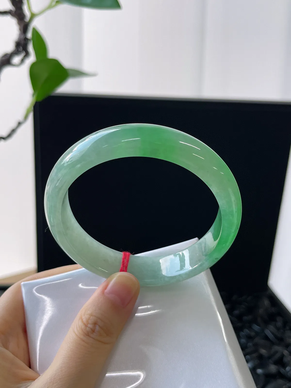 正圈58圈口，翡翠冰糯种飘绿手镯