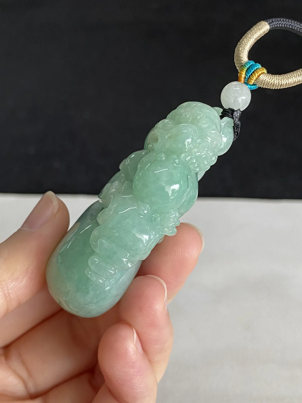翡翠糯化种淡绿色吊坠，配珠未测
