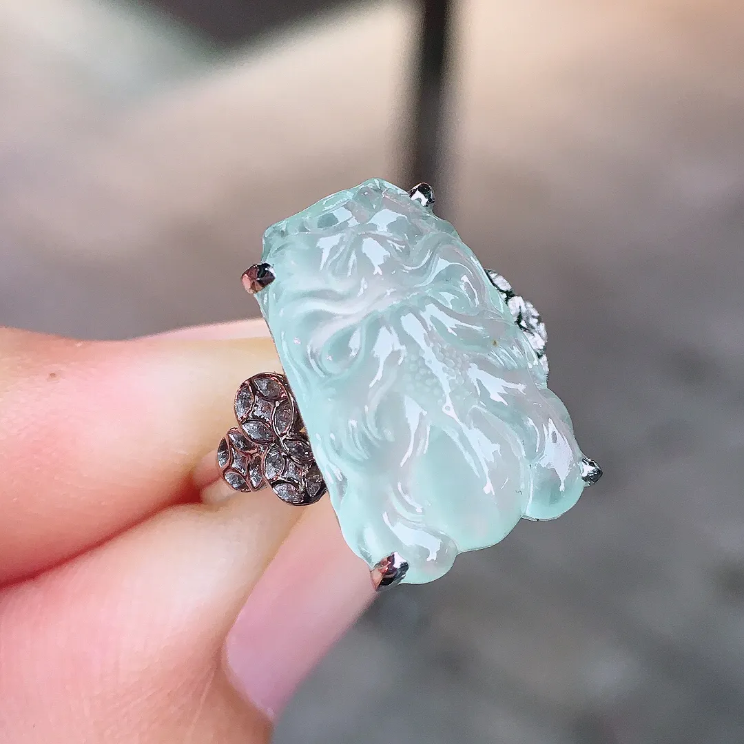 冰种豹头戒指，玉质细腻，荧光感超
强，饱满圆润，气质满满。18k
金豪华镶嵌