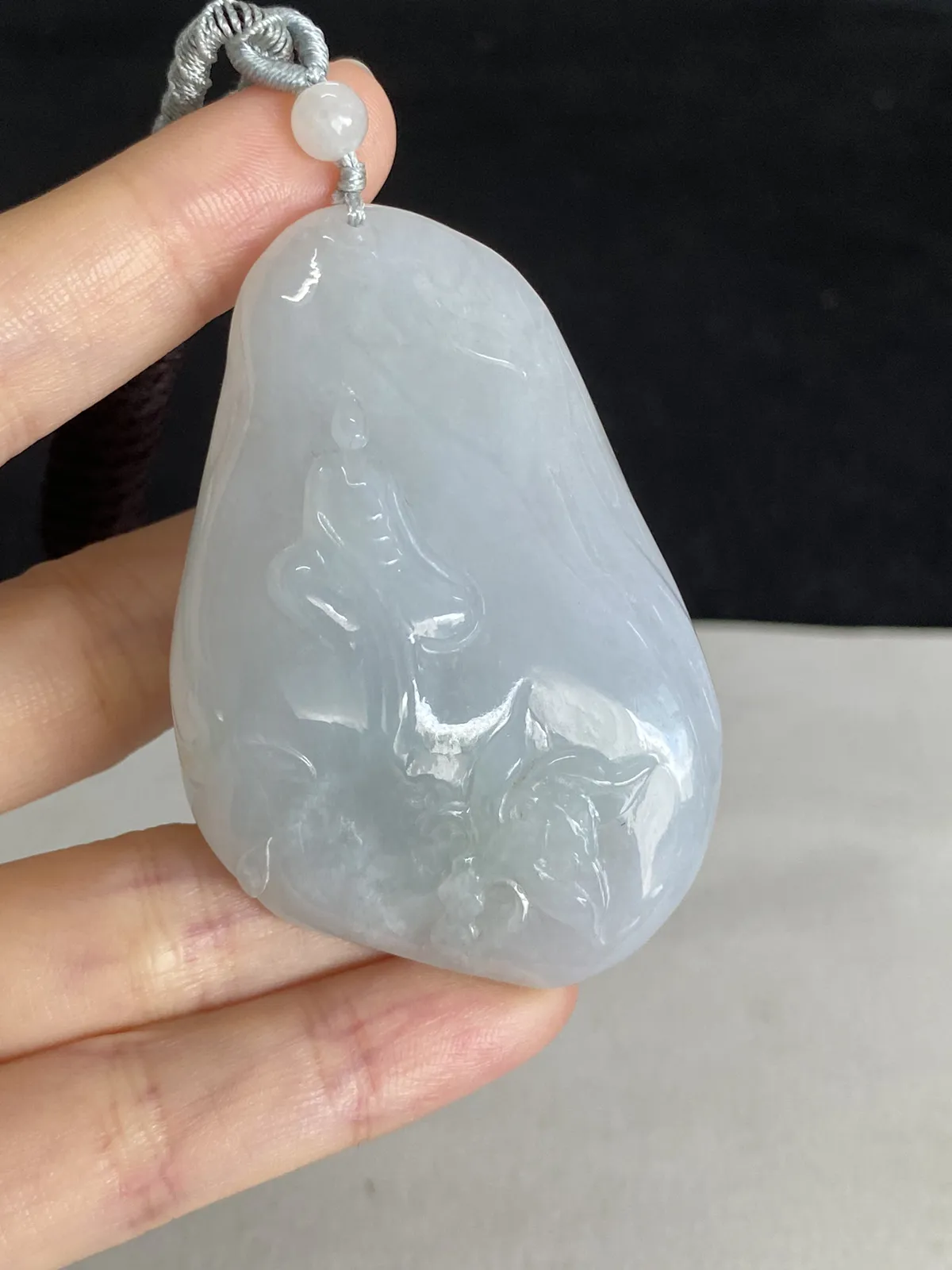 翡翠糯化种白色吊坠，配珠未测