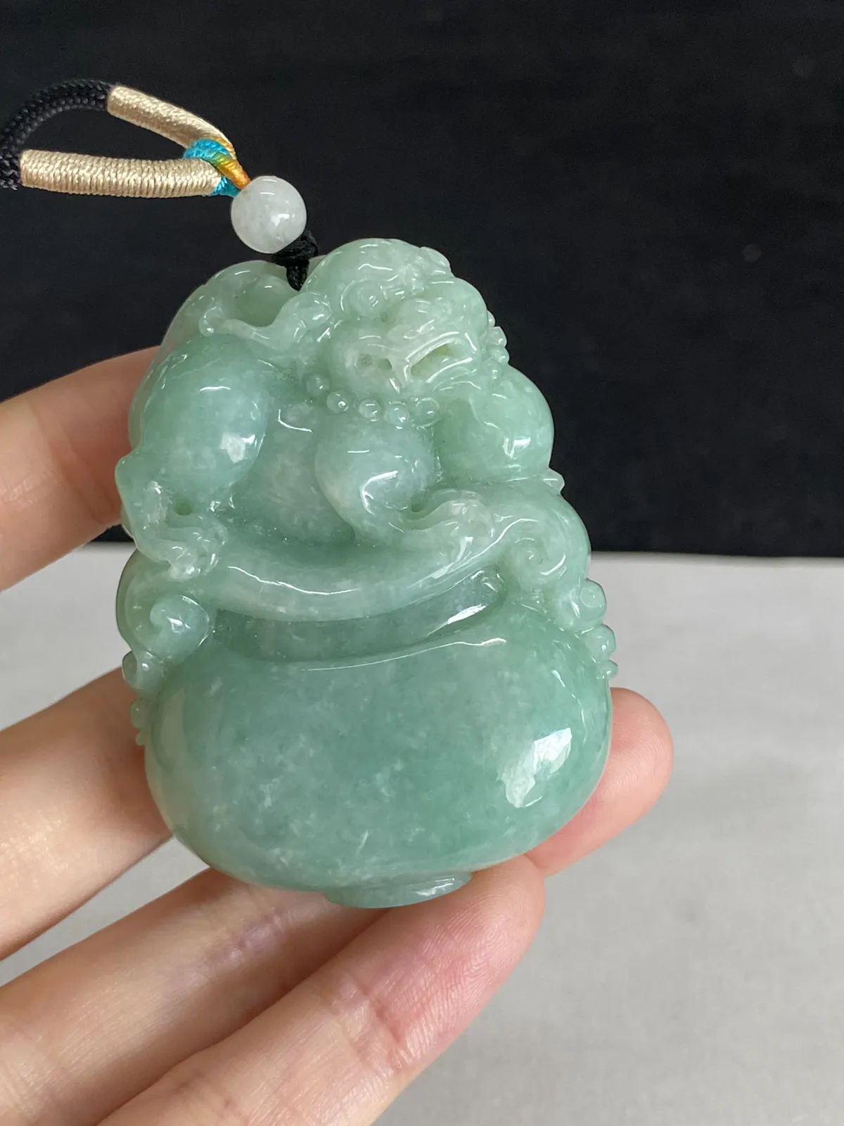 翡翠糯化种淡绿色吊坠，配珠未测