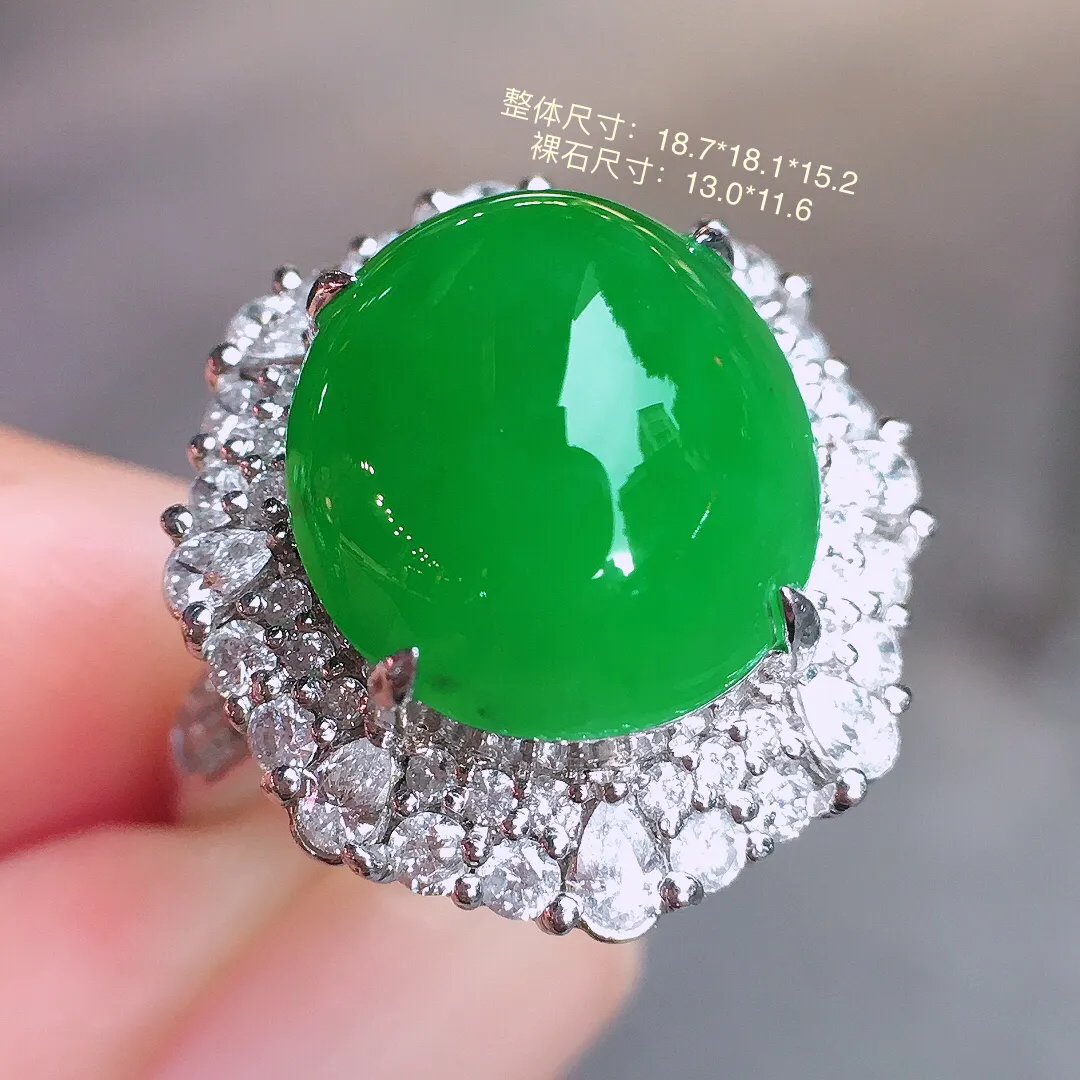 阳绿蛋面戒指/吊坠两用款，色泽均匀艳丽，玉质细腻，荧光感超
强，饱满圆润，气质满满。18k
金豪华镶嵌