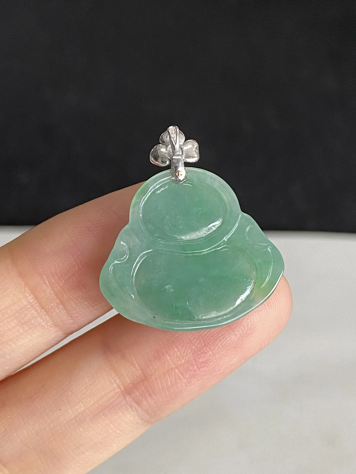 翡翠糯化种浅绿色吊坠