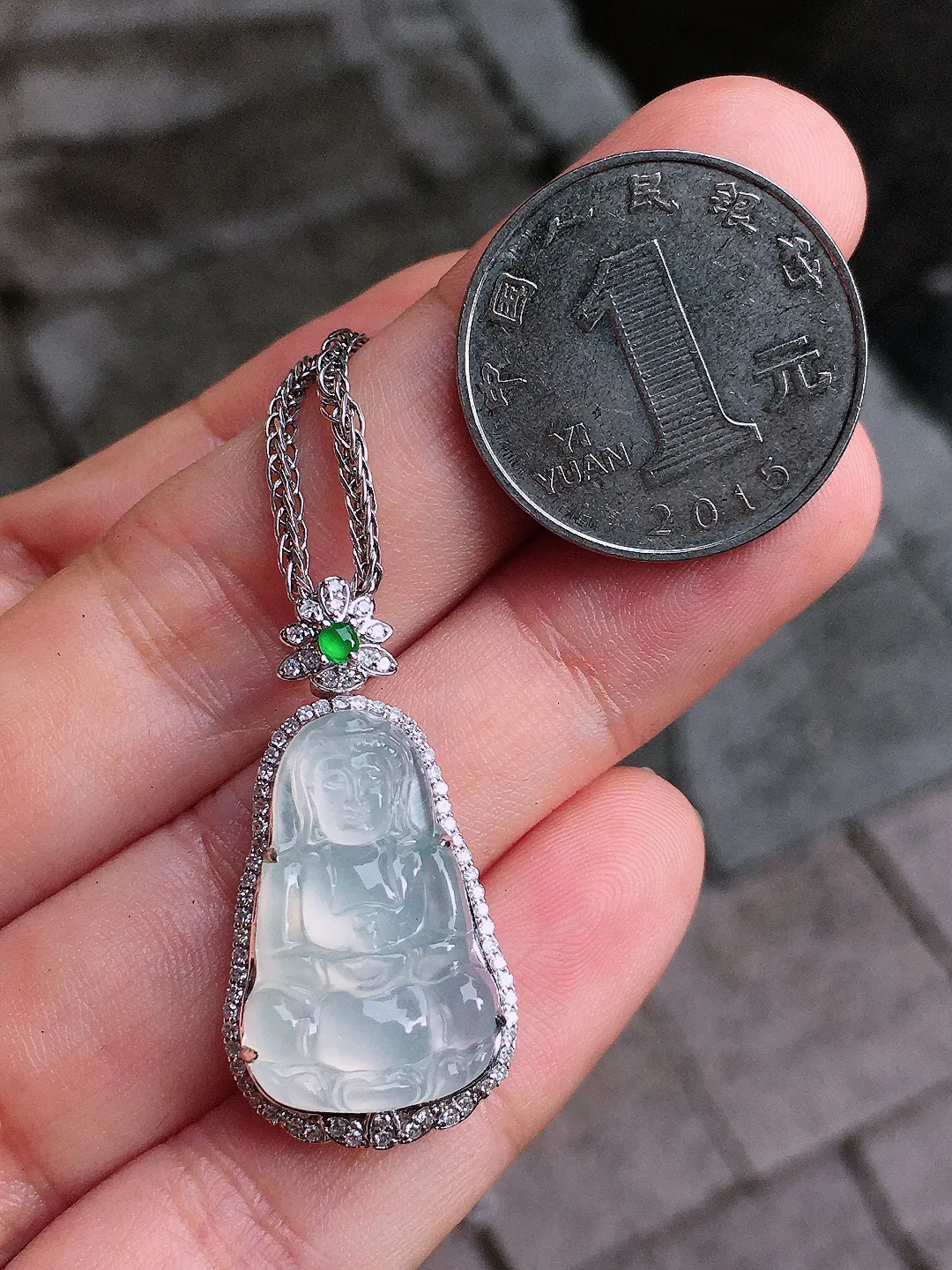 黄翡观音吊坠，玉质细腻，荧光感超
强，饱满圆润，气质满满。18k
金豪华镶嵌