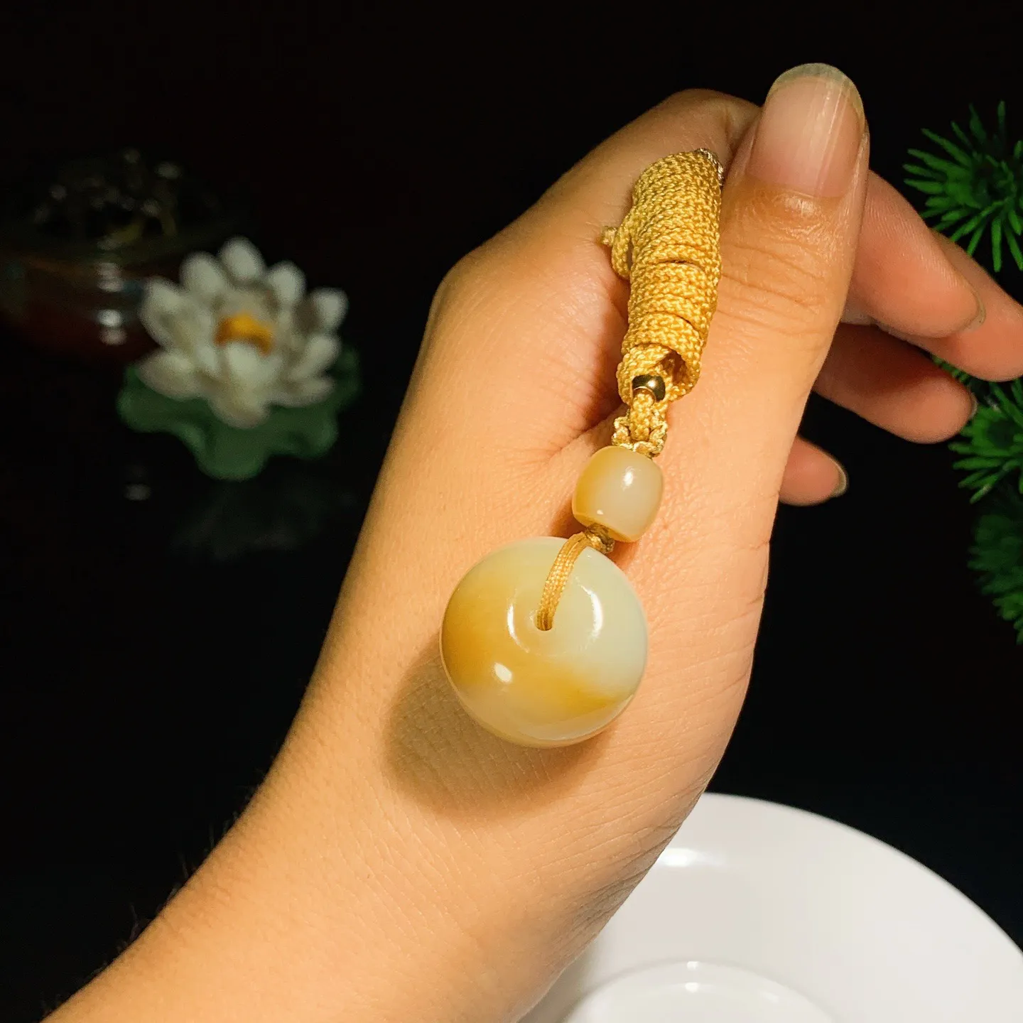 新疆且末糖平安扣挂件。尺寸21.6/18重16.8克 玉质细腻油润 底色纯净 脂粉好，品质好。lt250820