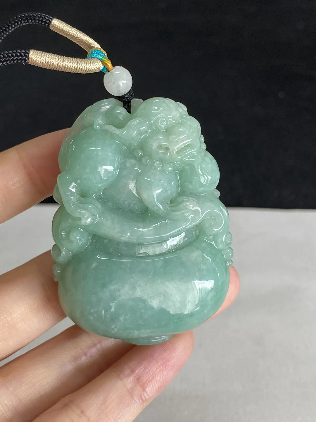 翡翠糯化种淡绿色吊坠，配珠未测