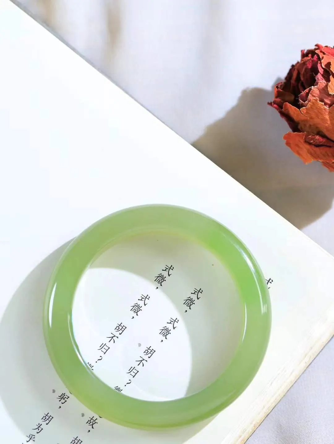 【翠色怡人.手镯】

精品和田玉翠青手镯，精品超级美镯，玉质细腻饱满，️温润脂香，仙雾缥缈，怡静如画，意蕴十足～，戴于腕间，神秘与高贵并存，给人以出尘的风雅，优美脱俗，气质非凡。重55.2克 内径55mm尺寸11.5-9.5mm19801943A