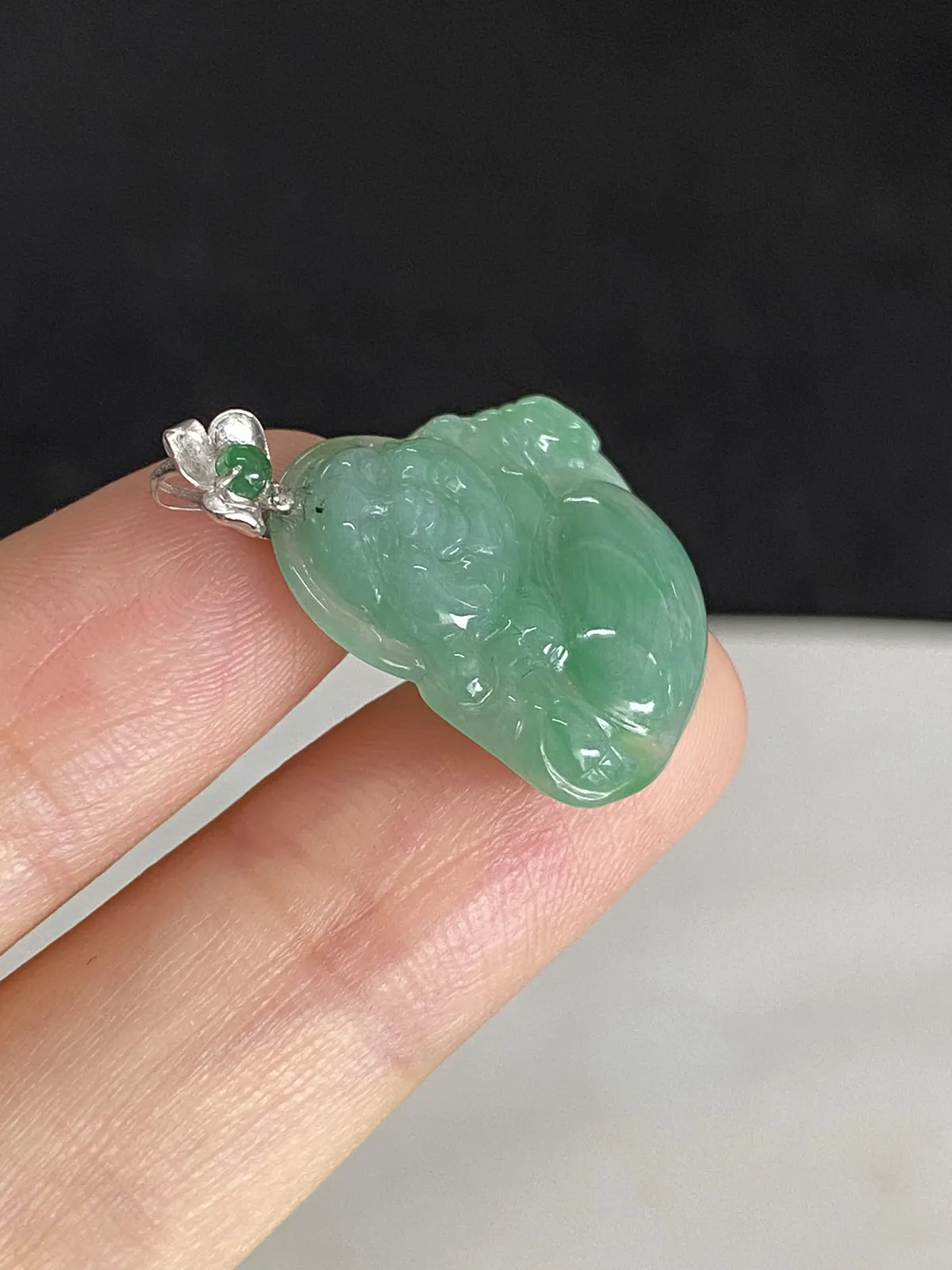 翡翠糯化种浅绿色吊坠