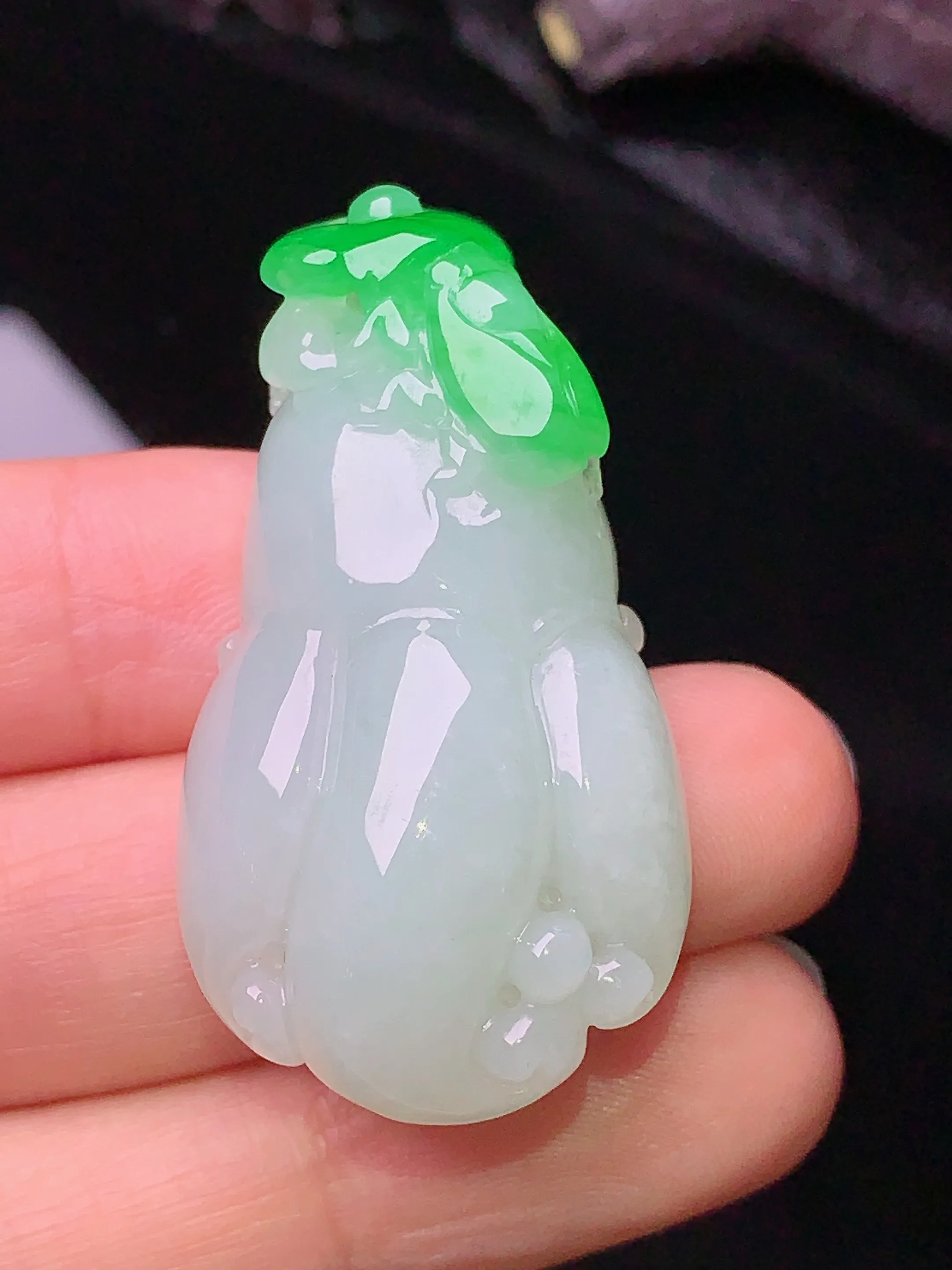 飘绿佛手瓜吊坠 玉质细腻 色泽清新艳丽 整体尺寸41.8*21.7*12.2