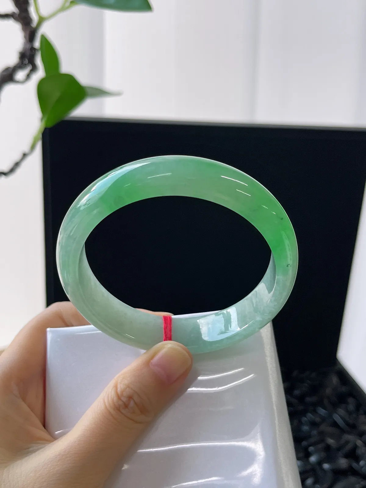 正圈58圈口，翡翠冰糯种飘绿手镯