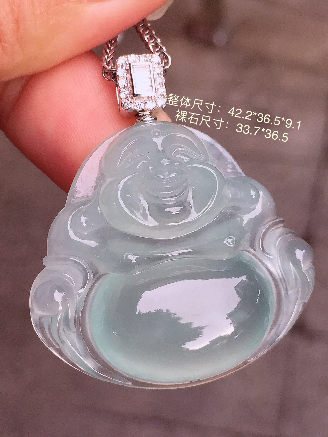 冰种佛公吊坠，玉质细腻，荧光感超
强，饱满圆润，气质满满。18k
金豪华镶嵌