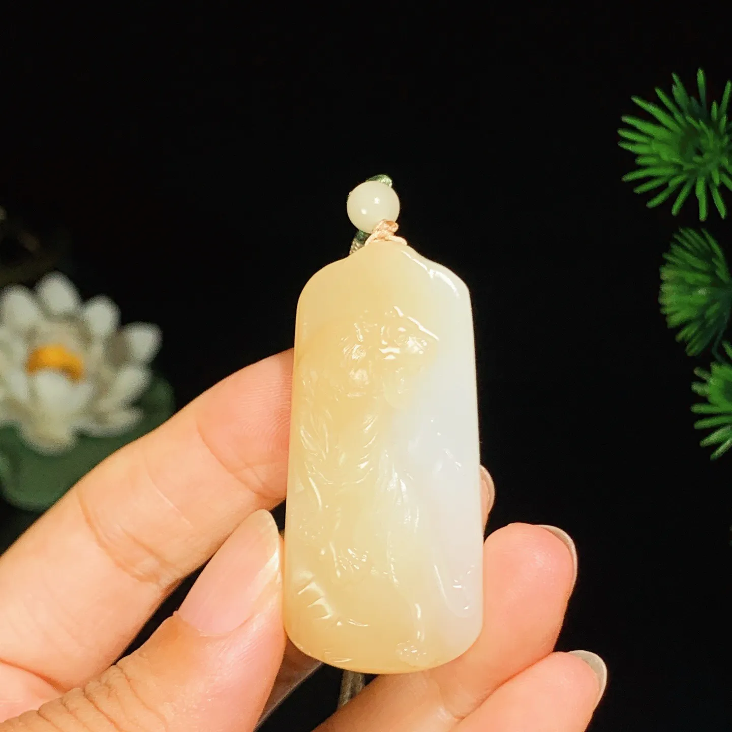 新疆且末糖上山虎挂件。尺寸48.8/23/9.4重19.1克 玉质细腻油润 底色纯净 脂粉好，品质好。lt250820