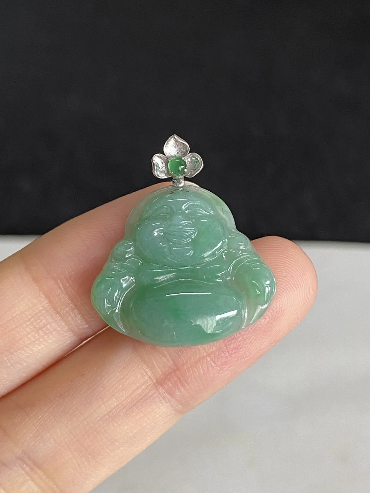 翡翠糯化种浅绿色吊坠