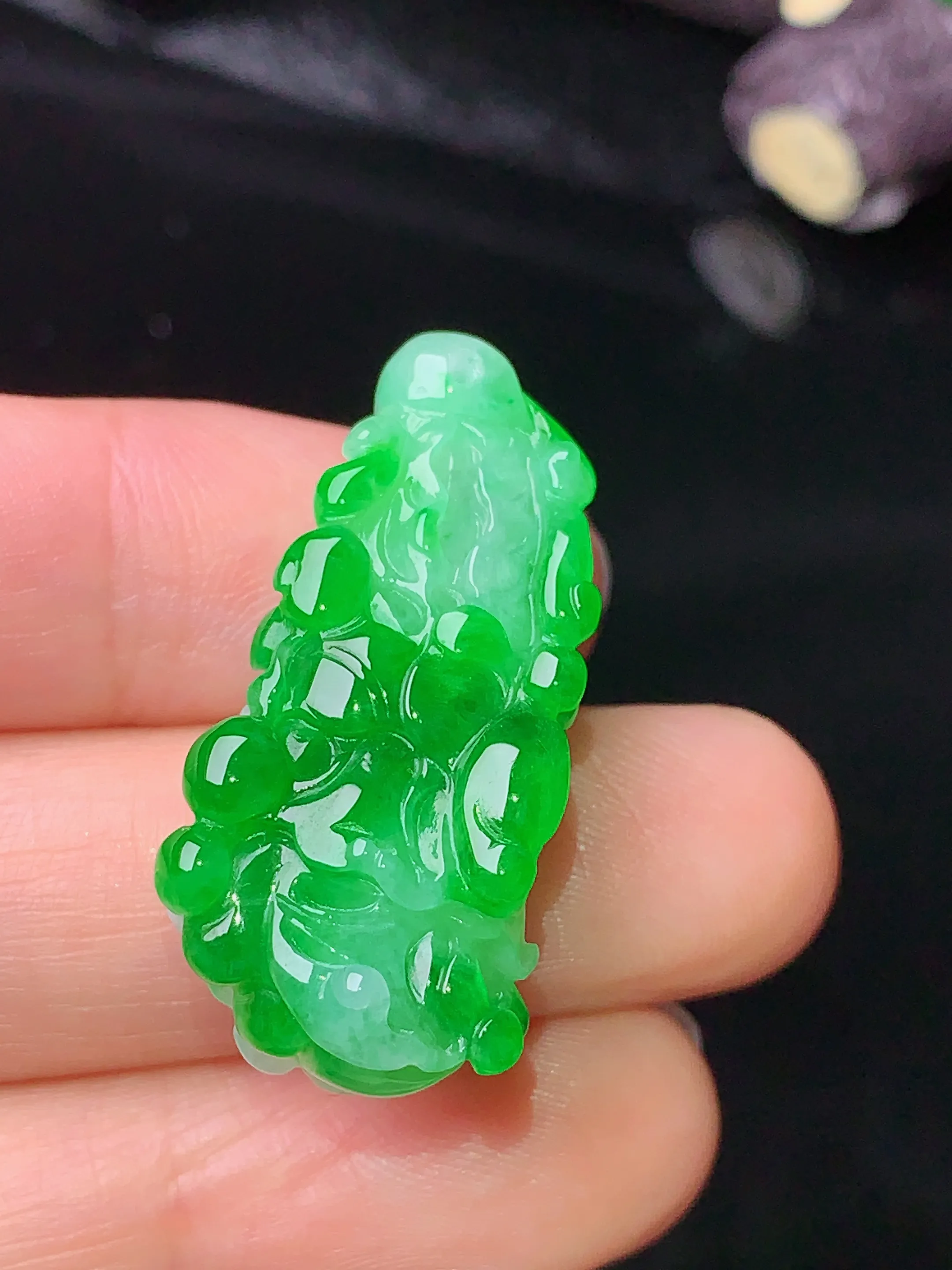 翠绿白菜吊坠 玉质细腻 色泽清新艳丽 整体尺寸31.8*15.5*10.8