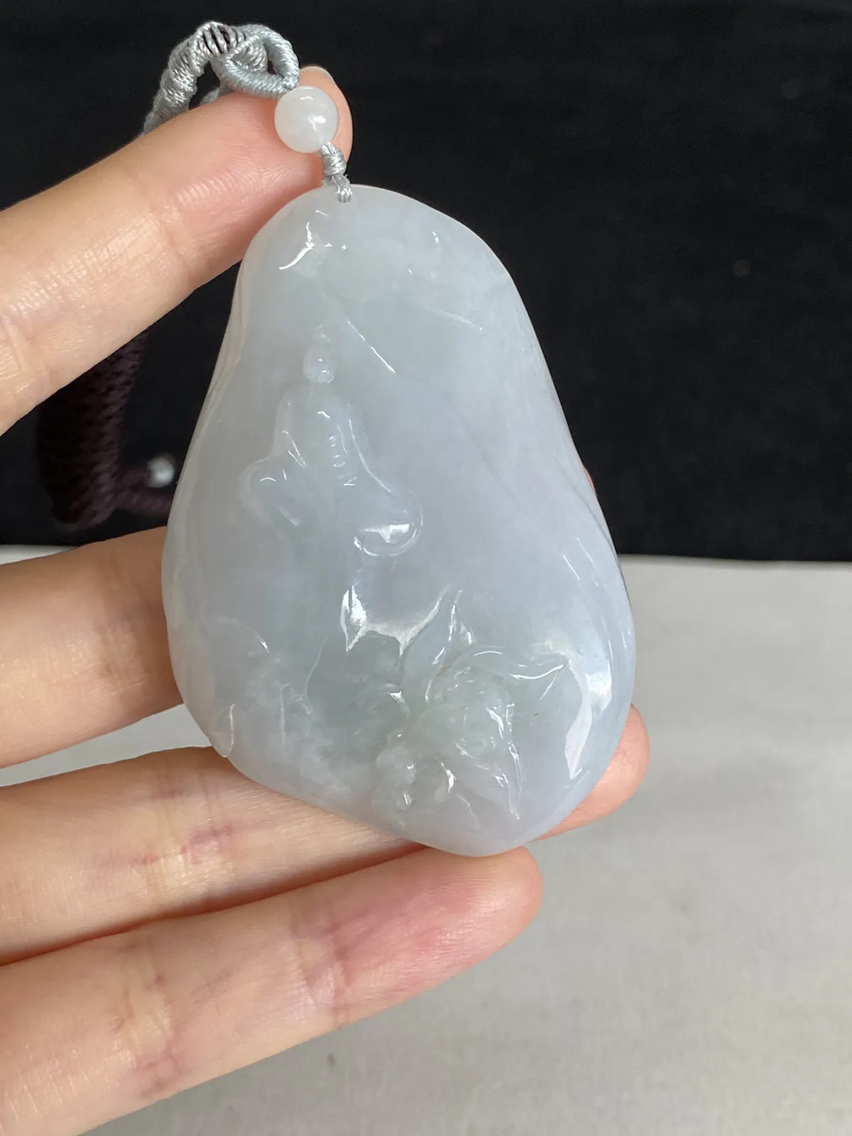 翡翠糯化种白色吊坠，配珠未测