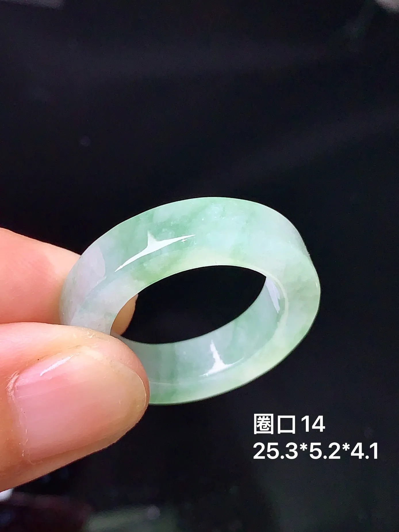 飘绿指环吊坠 玉质细腻 色泽清新艳丽 圈口14 整体尺寸25.3*5.2*4.1