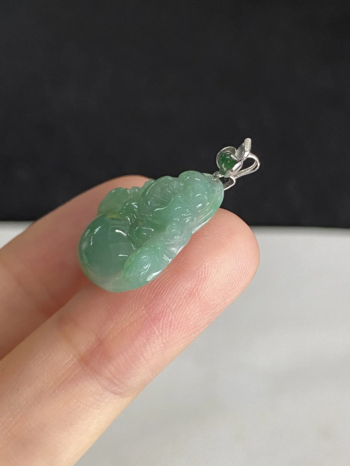 翡翠糯化种浅绿色吊坠