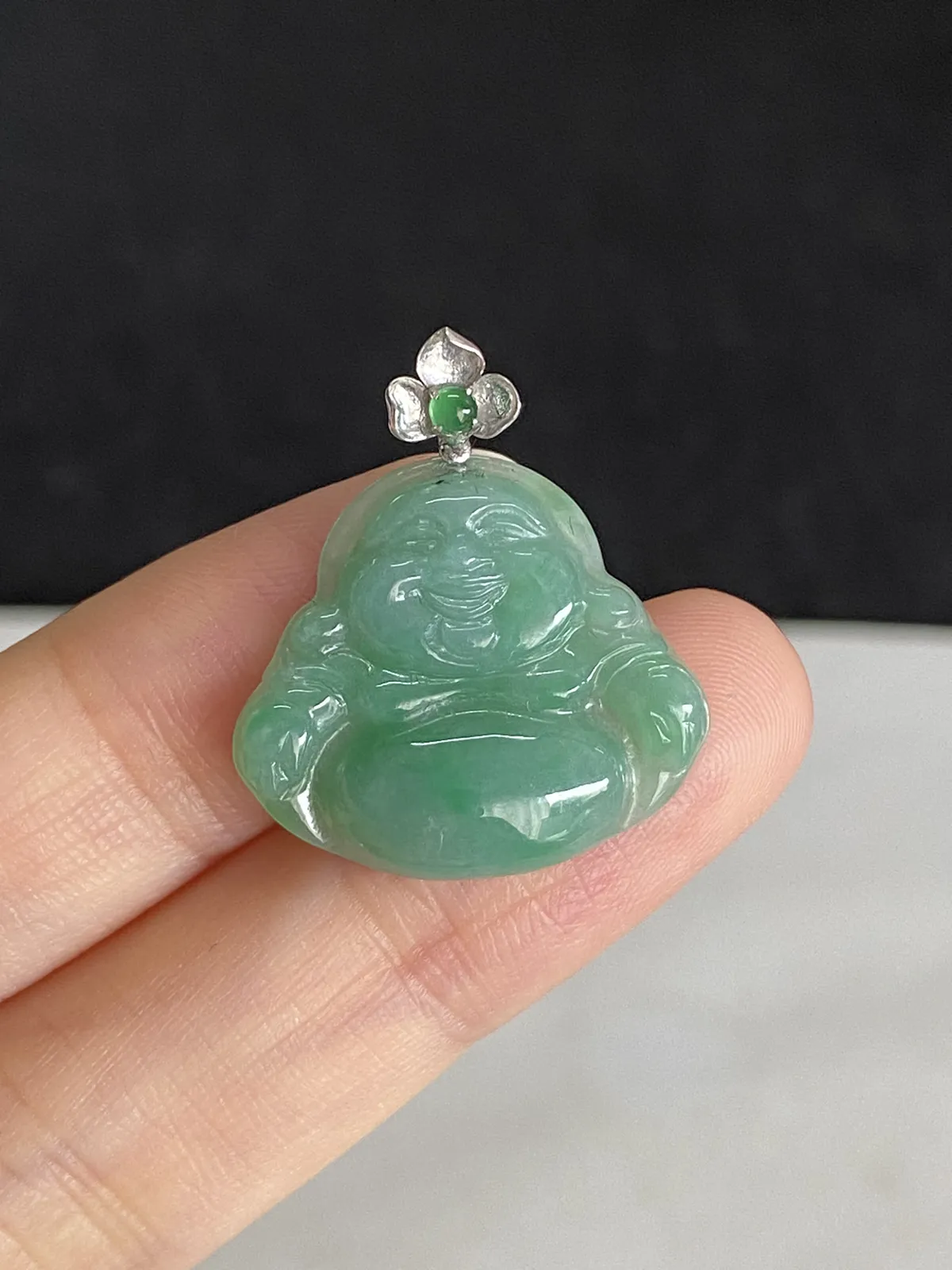 翡翠糯化种浅绿色吊坠