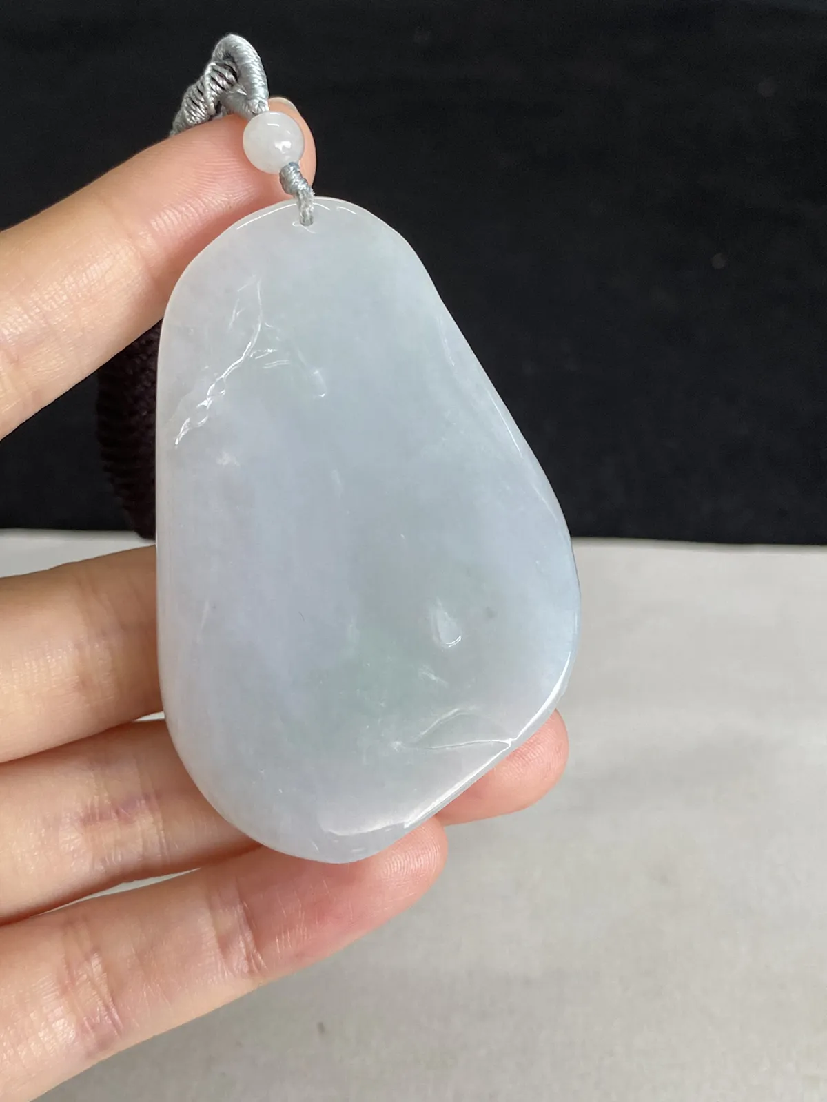 翡翠糯化种白色吊坠，配珠未测