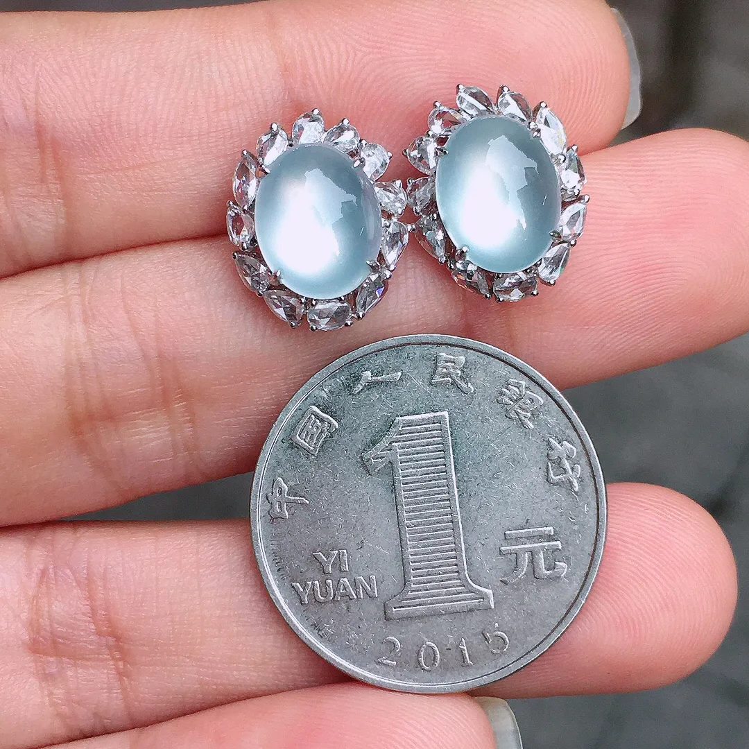 冰种蛋面耳钉，玉质细腻，荧光感超
强，饱满圆润，气质满满。18k
金豪华镶嵌