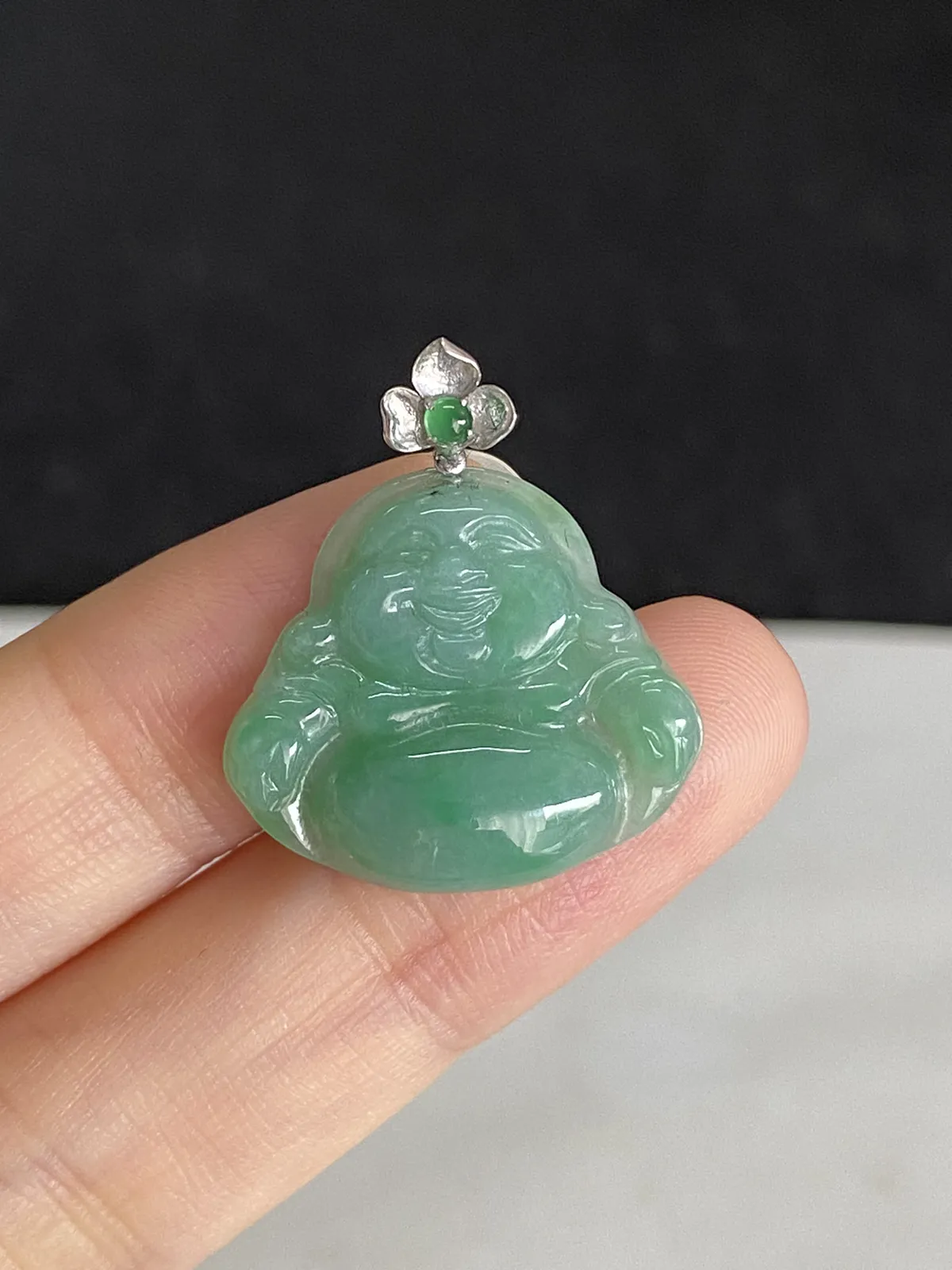 翡翠糯化种浅绿色吊坠