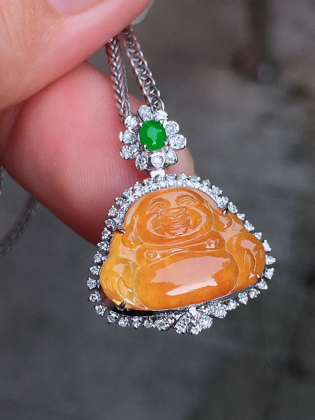 黄翡佛公吊坠，色泽均匀艳丽，玉质细腻，荧光感超
强，饱满圆润，气质满满。18k
金豪华镶嵌