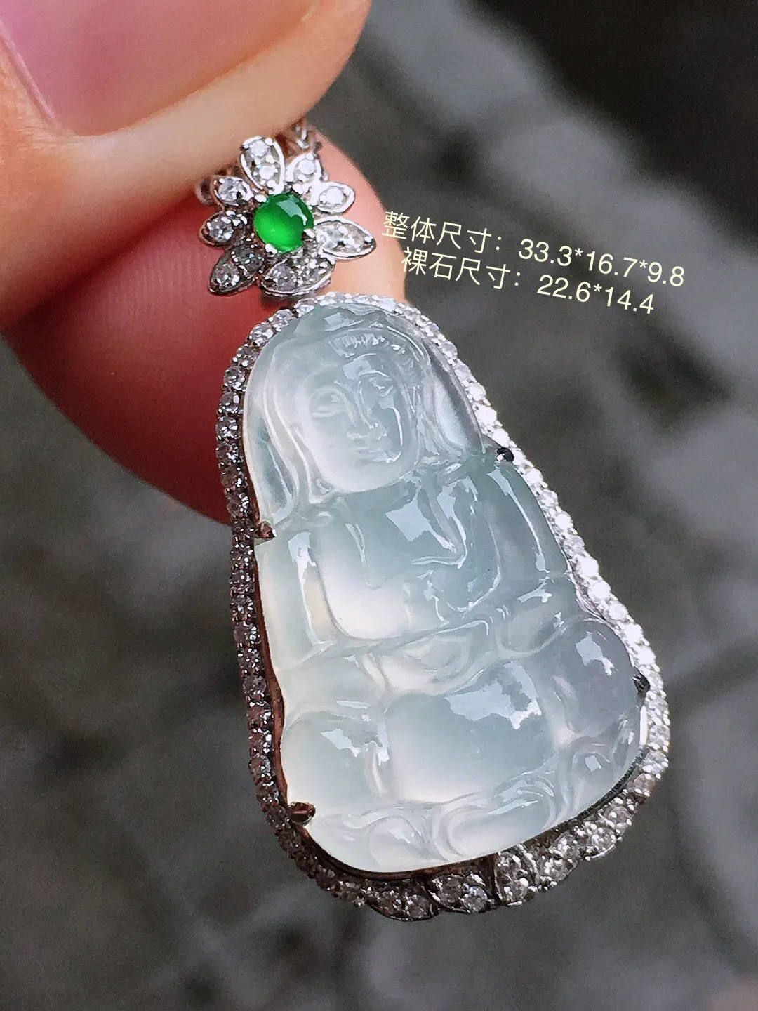 黄翡观音吊坠，玉质细腻，荧光感超
强，饱满圆润，气质满满。18k
金豪华镶嵌