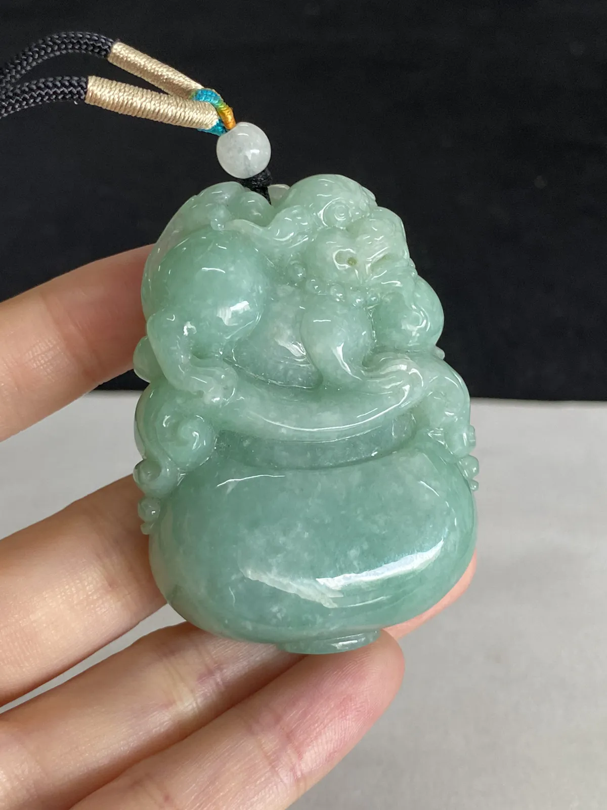 翡翠糯化种淡绿色吊坠，配珠未测