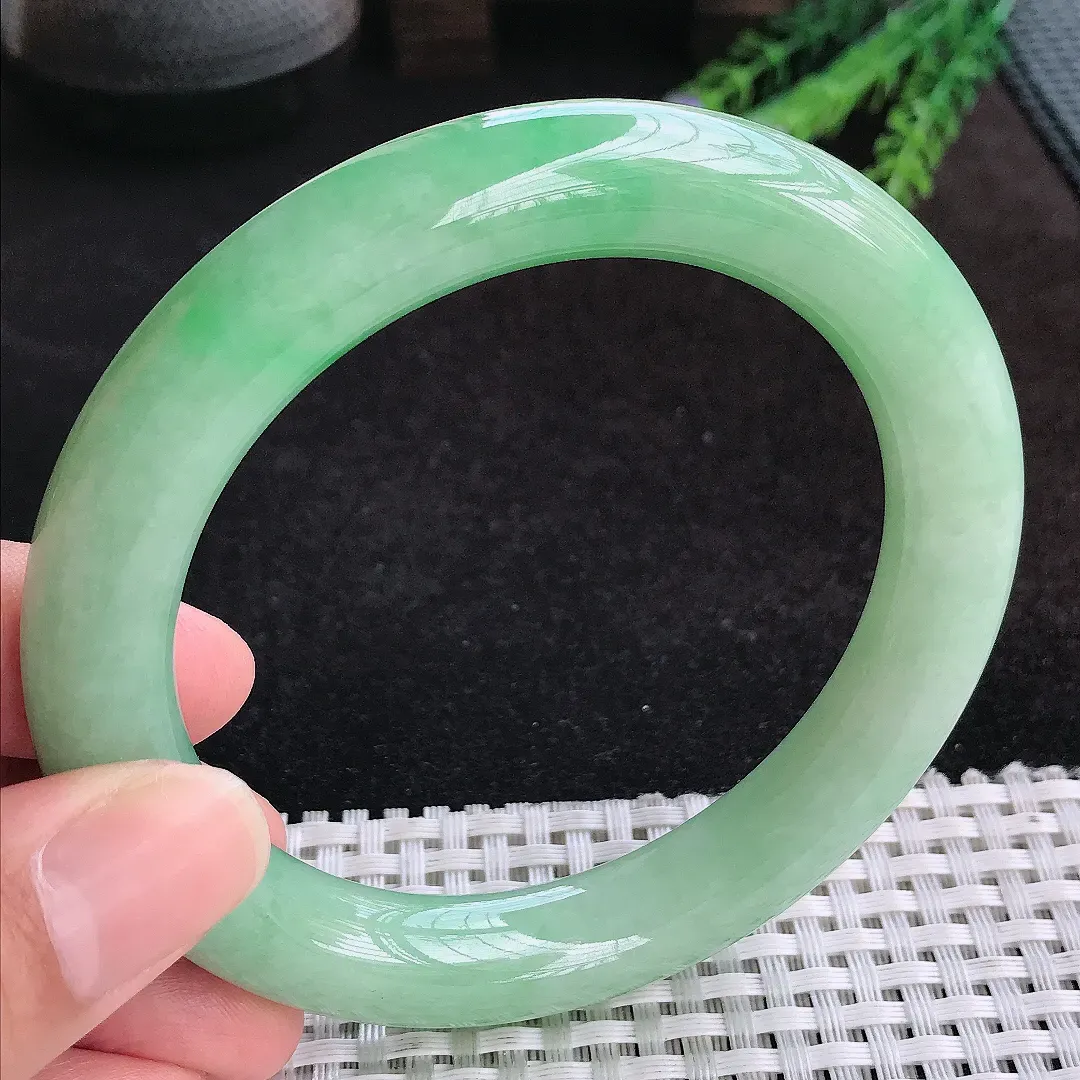 自然光61/11.5/11.3老坑精美冰润满绿大圈口圆条手镯天然翡翠玉镯女款