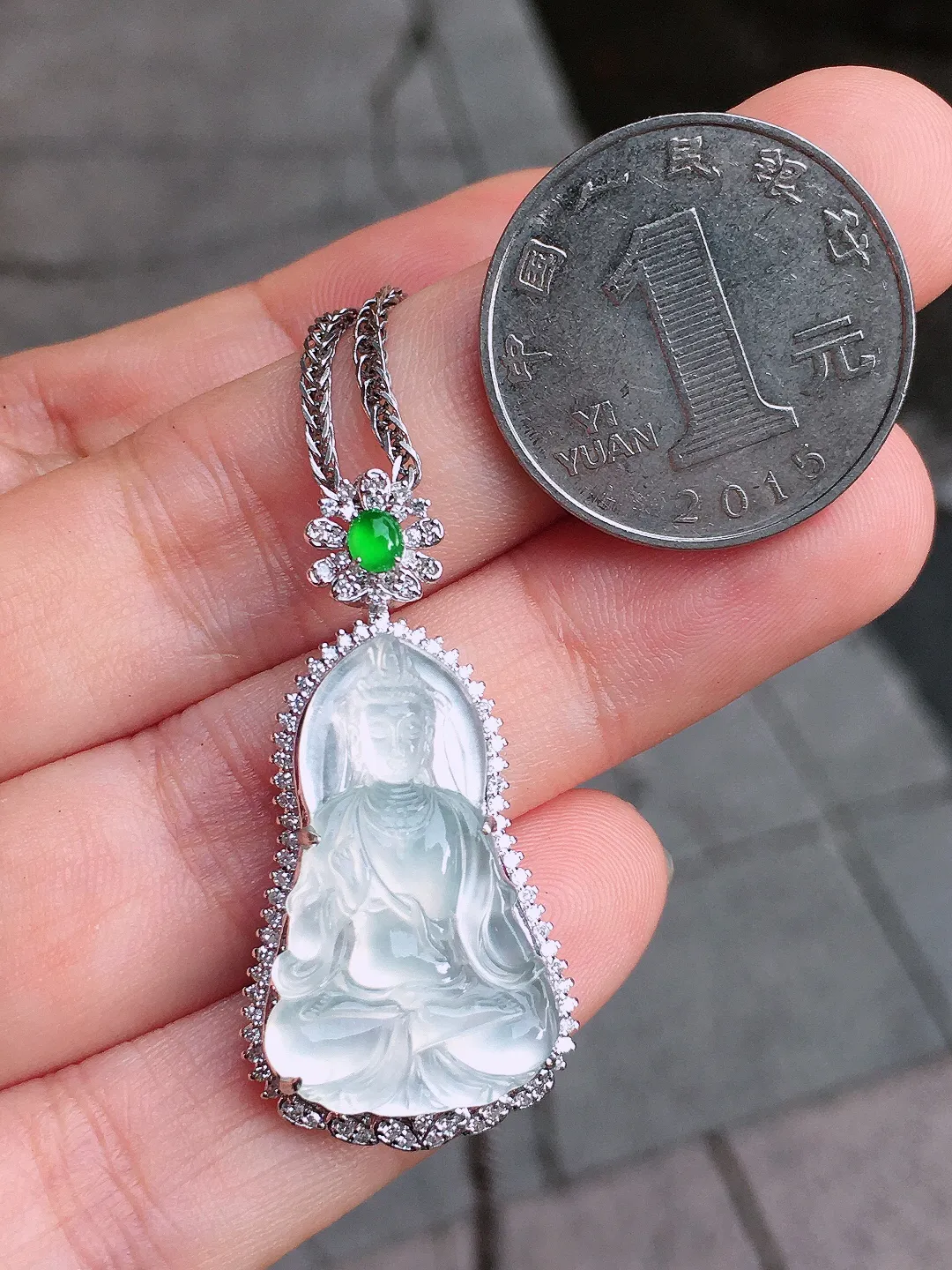 冰种观音吊坠，玉质细腻，荧光感超
强，饱满圆润，气质满满。18k
金豪华镶嵌